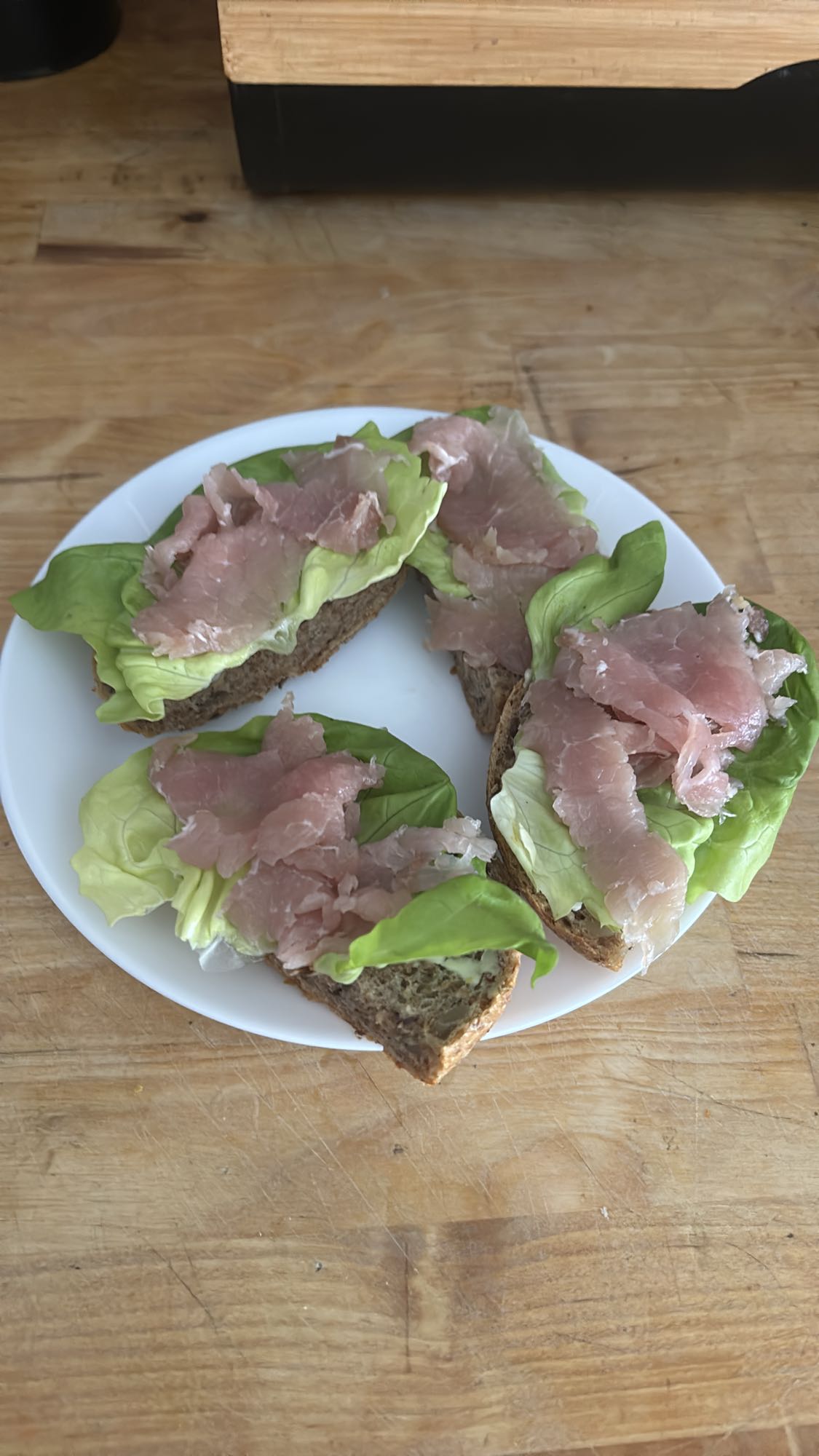 Kanapki z szynką i sałatą