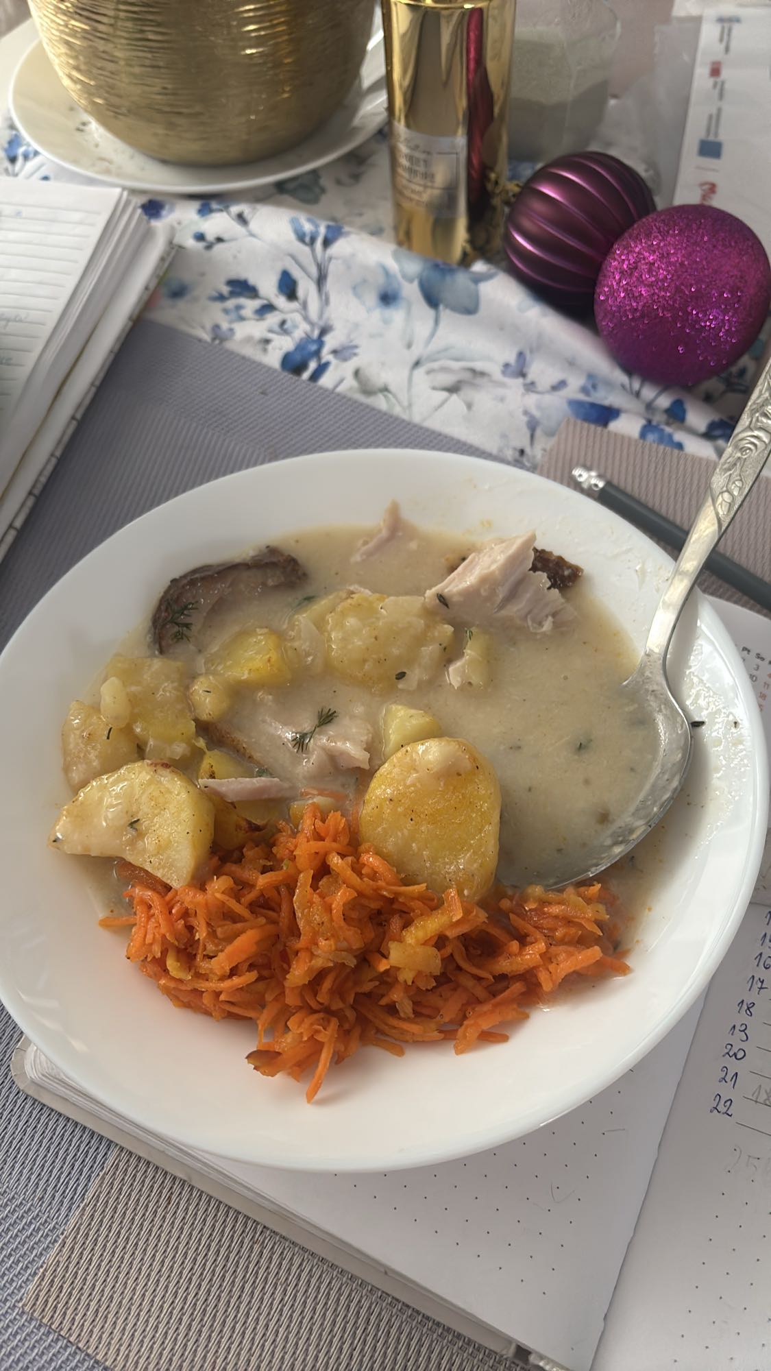 Zupa z kurczakiem i surówką