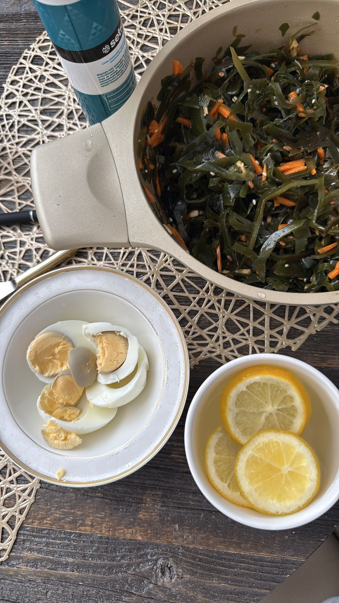 Салат с морской капустой и яйцом