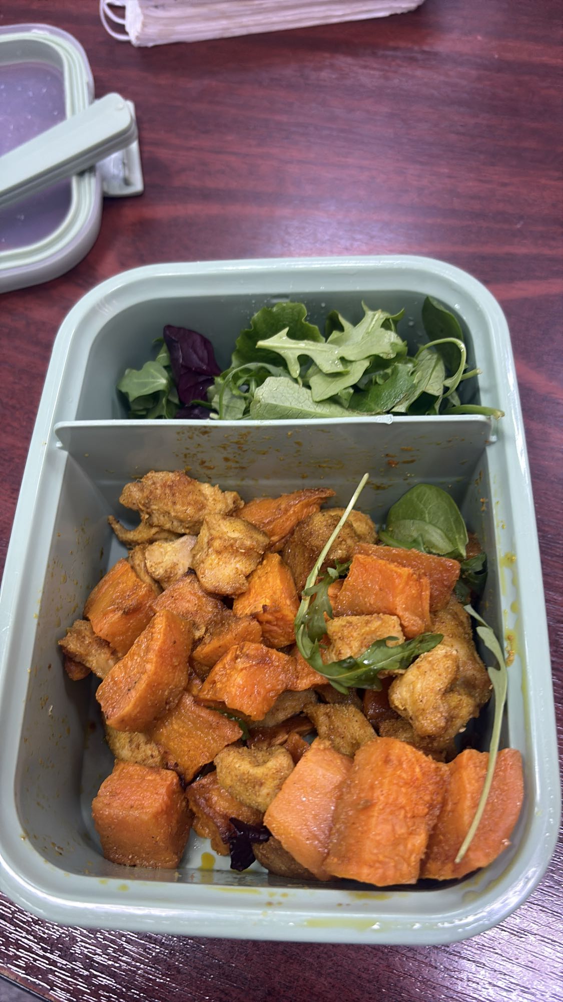 Pui cu cartof dulce și salată