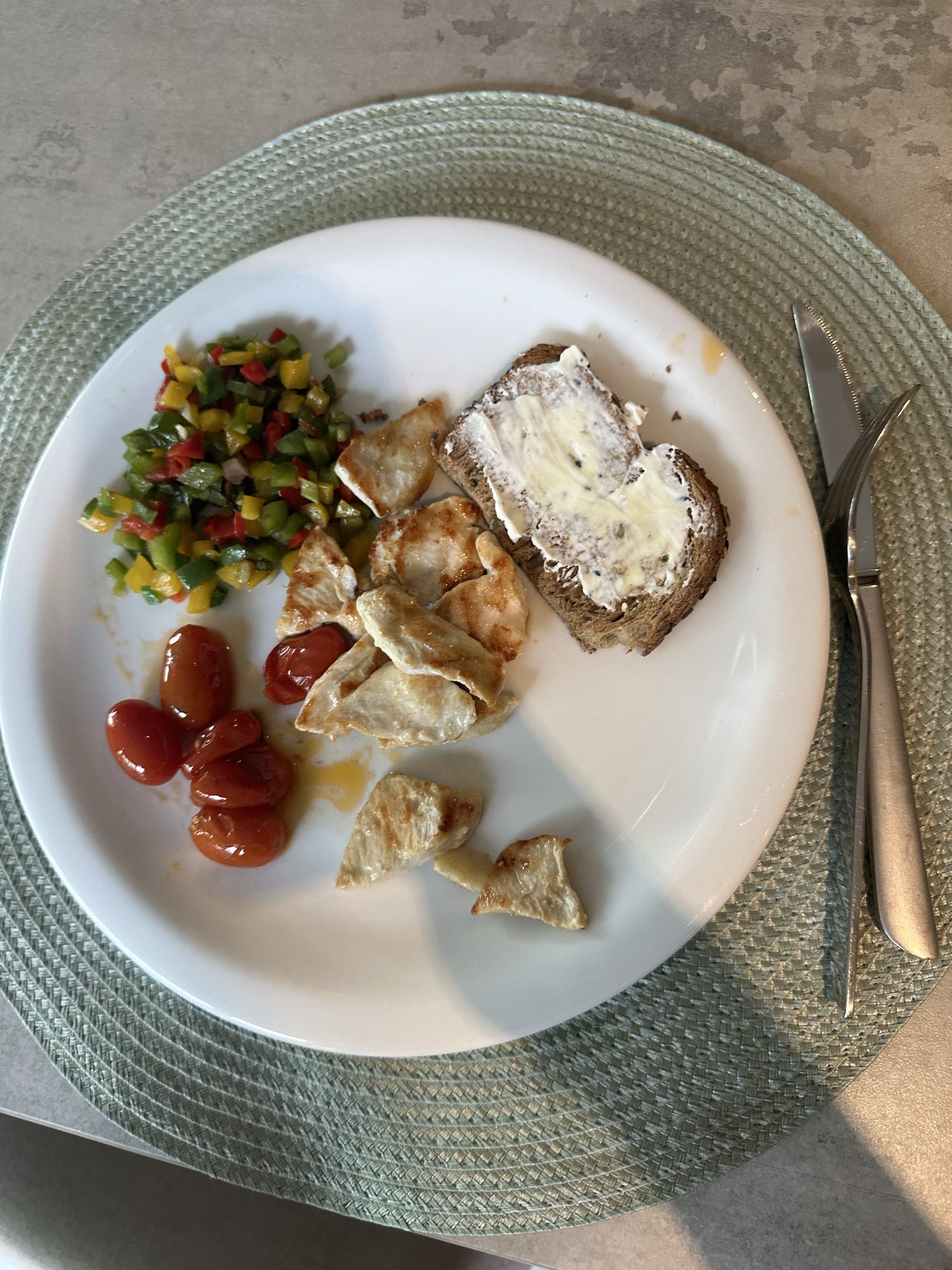 Pollo con pan y ensalada