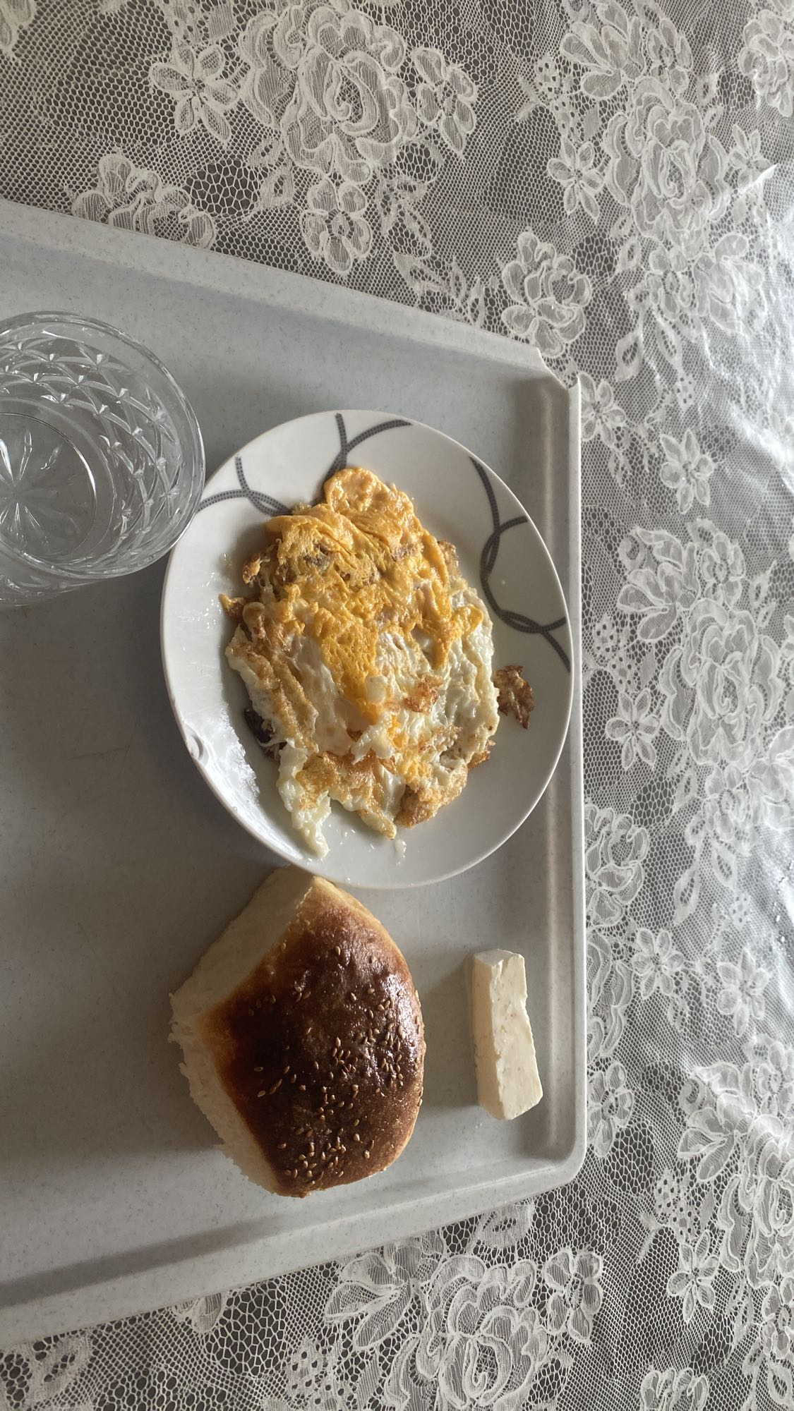 Mëngjes me vezë, bukë, djathë