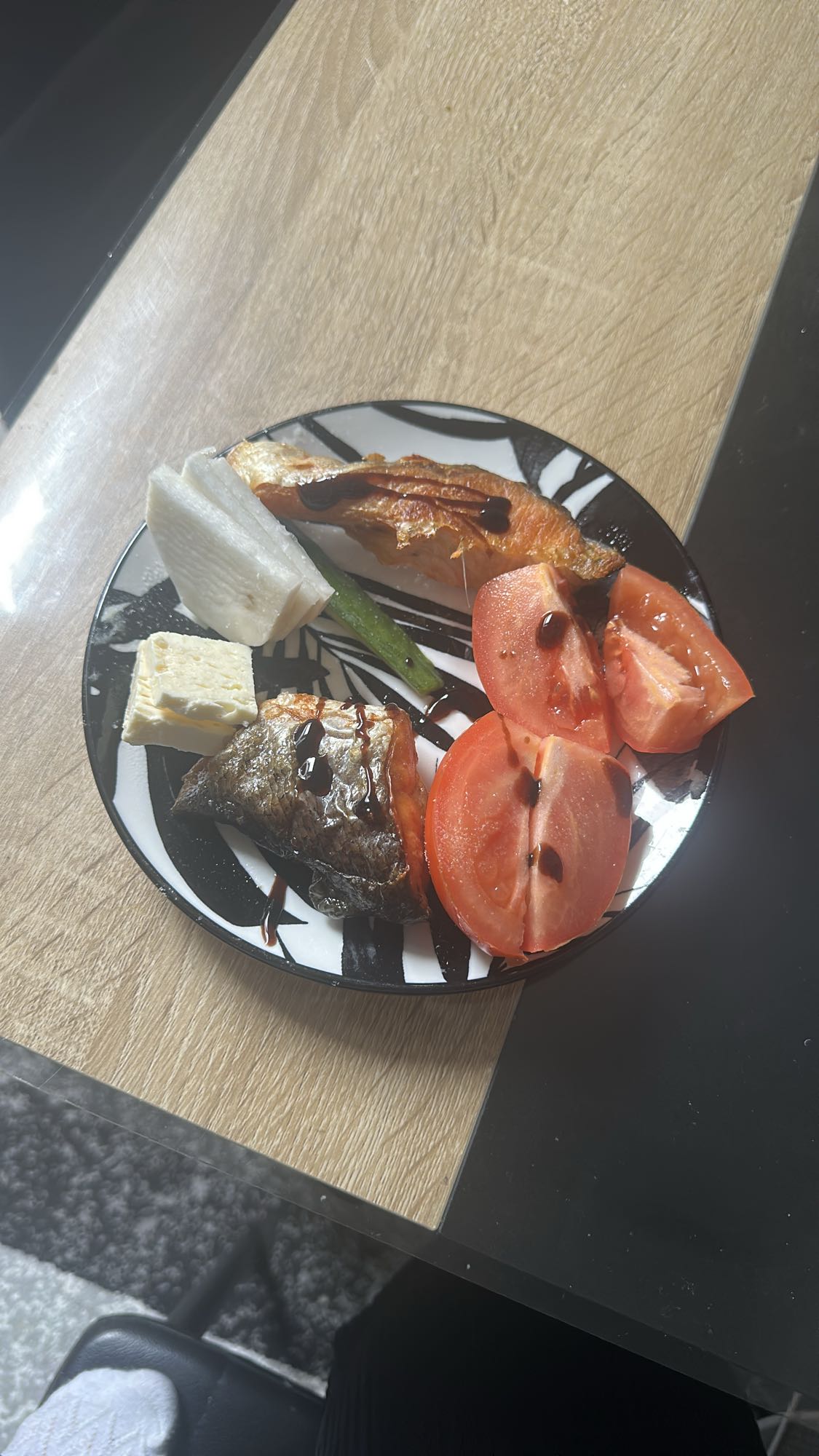 Somon cu legume și brânză