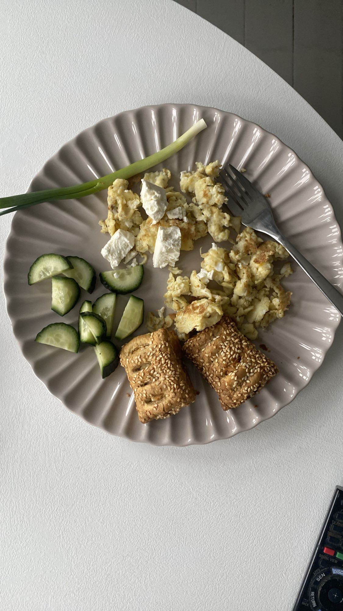 Yumurta, börek ve sebzeler