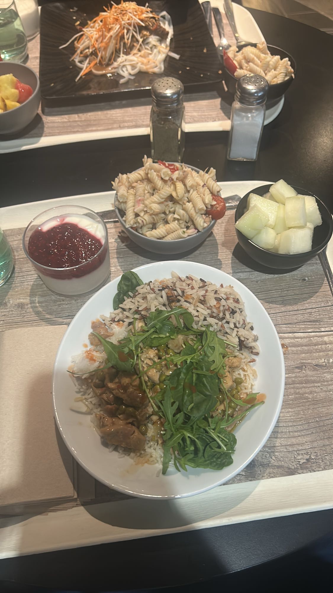 Poulet riz et accompagnements