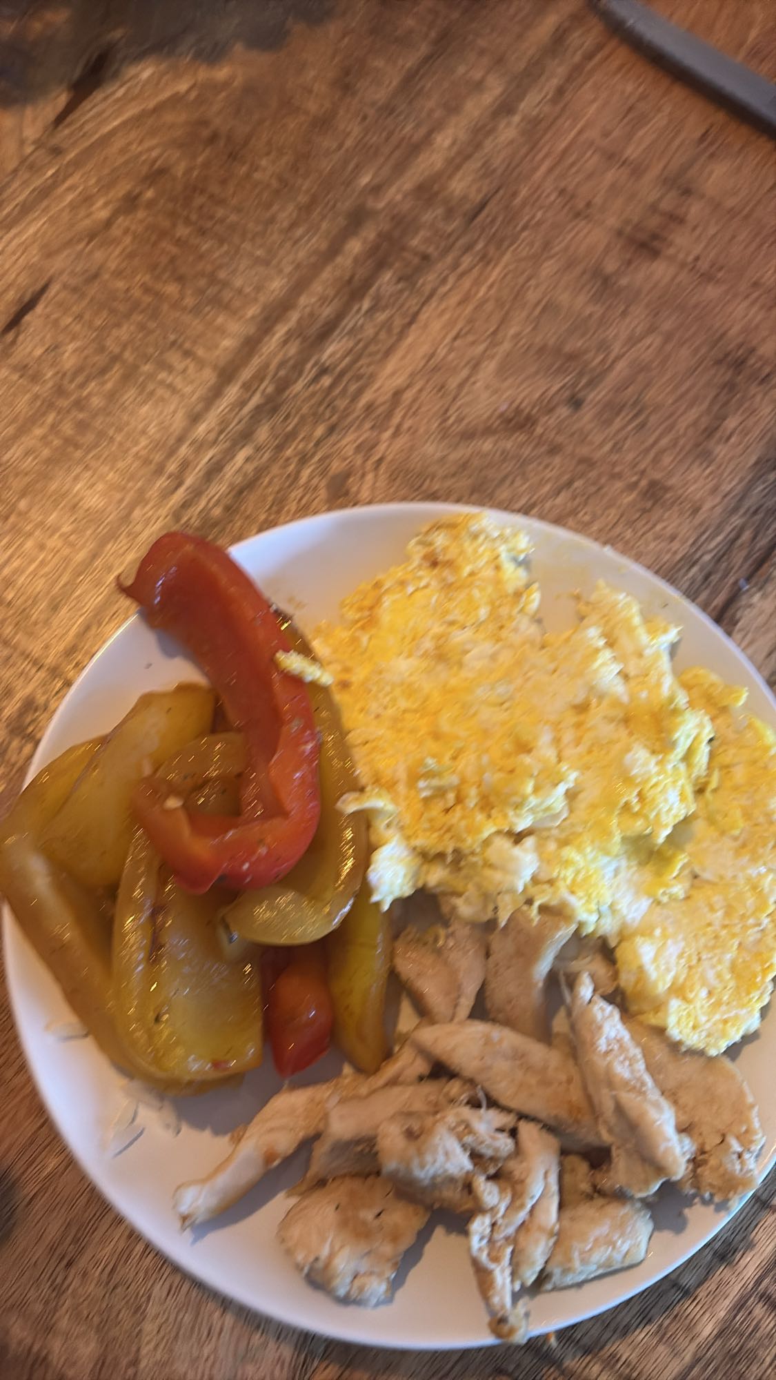 kip, paprika en ei bord