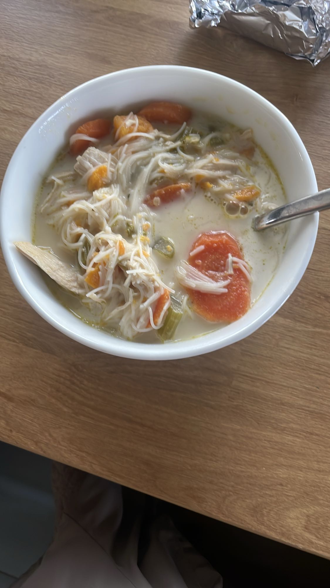 Zupa z piersią kurczaka warzywami makaronem ryżowym i śmietana