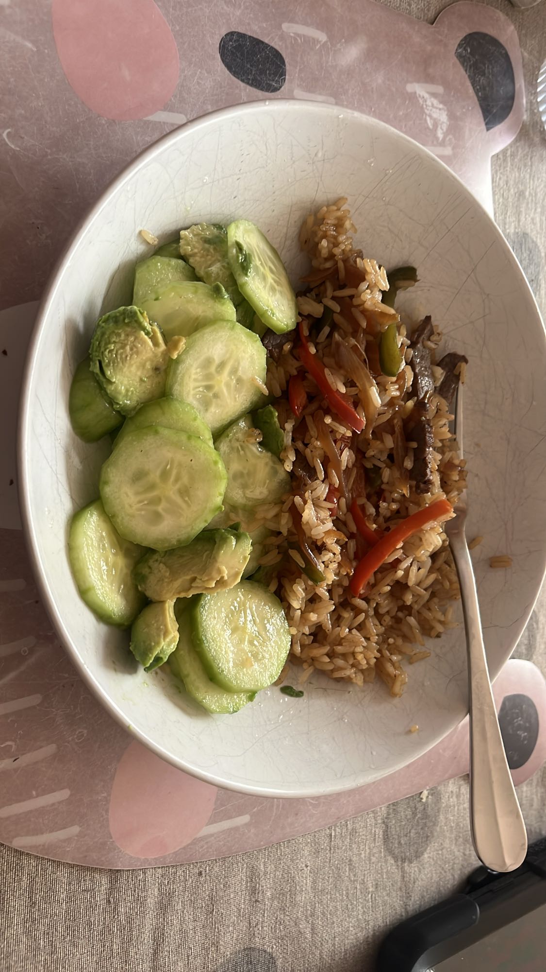 arroz salteado con verduras y ensalada