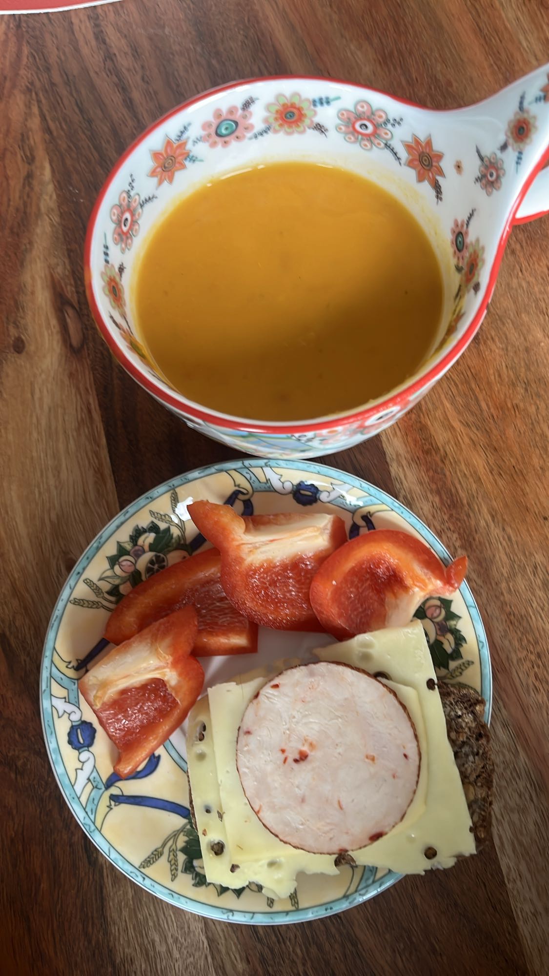 Suppe mit Brot & Paprika