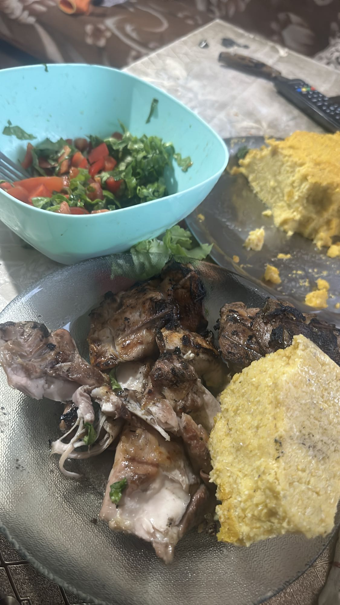 Pui la grătar cu mămăligă și salată