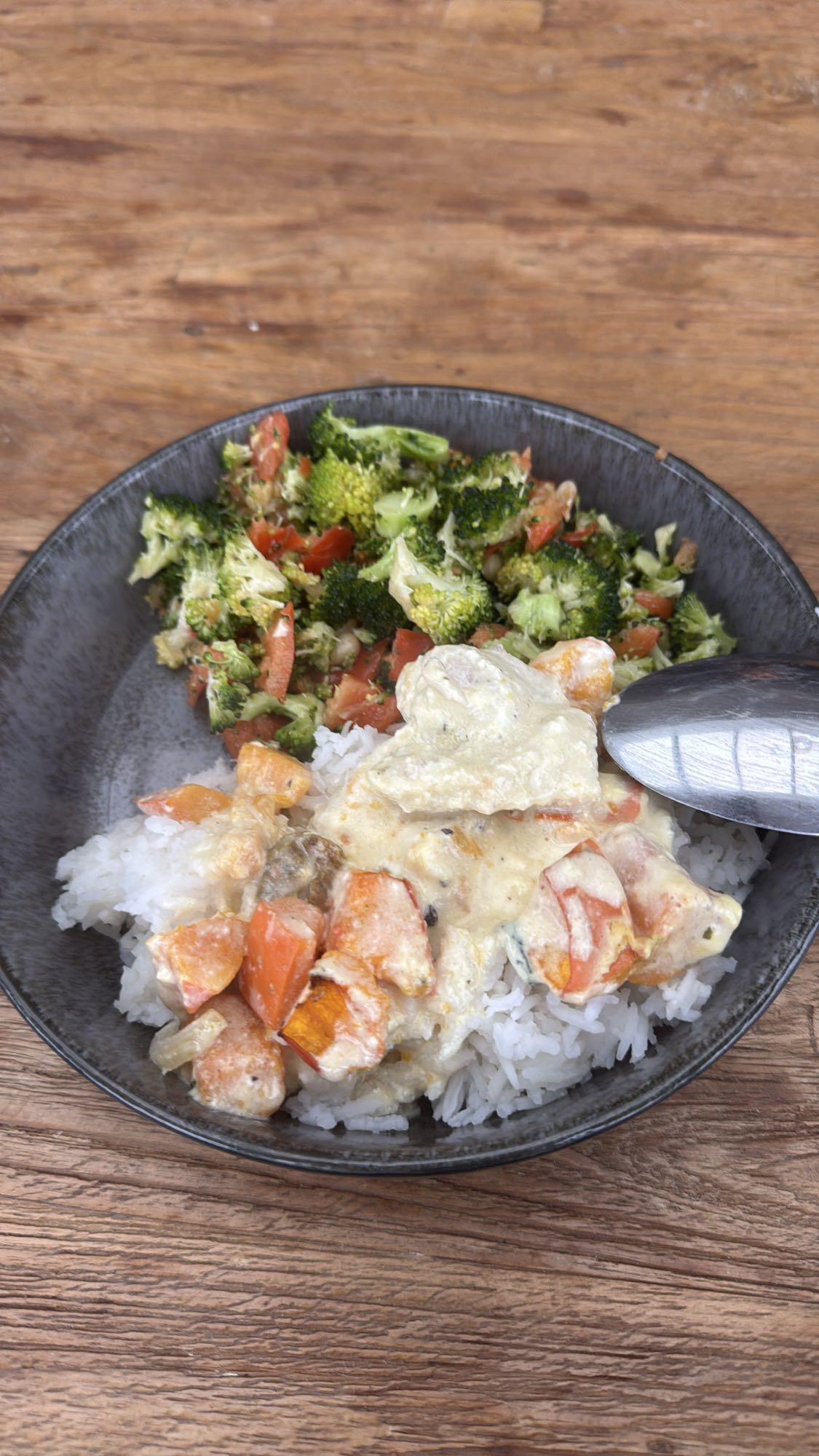 Weißer Reis mit Pute und Gemüse