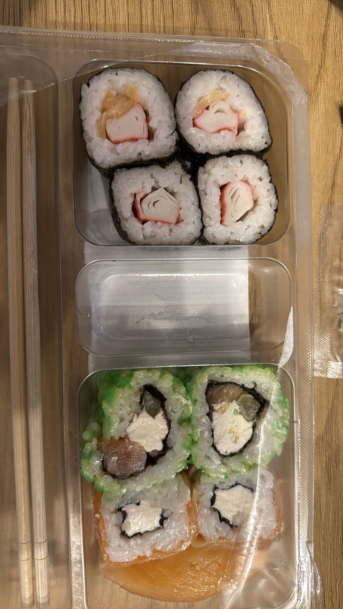 Sushi mix cu crab și somon