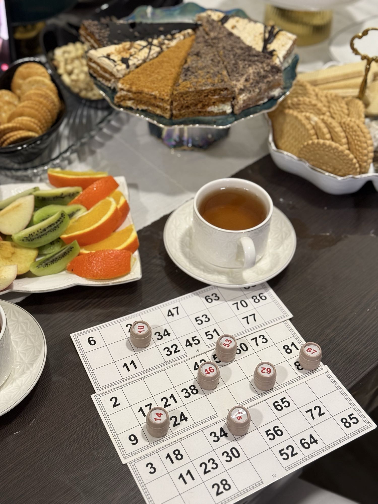 Чай с десертами и фруктами