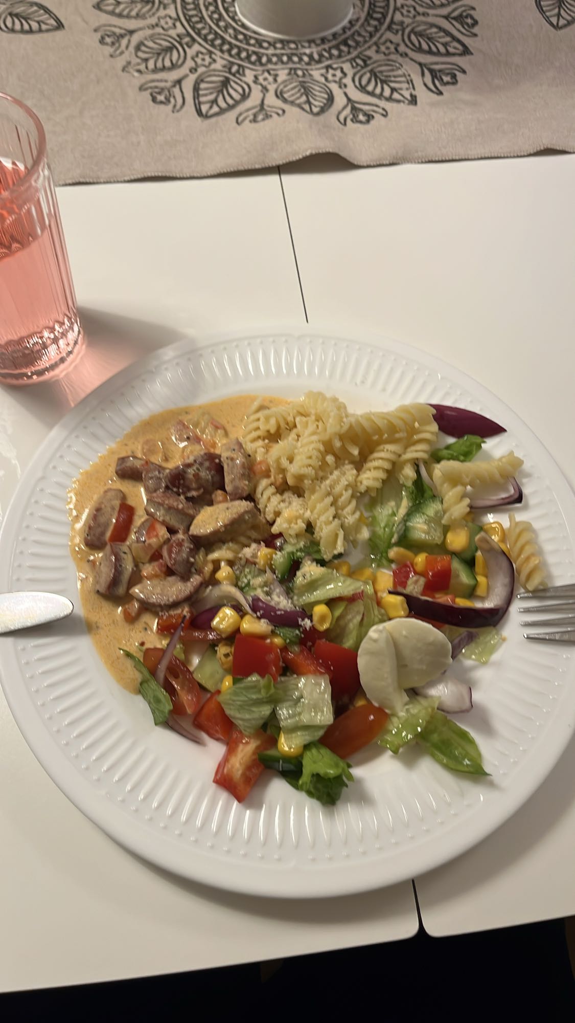 Chorizokorv med pasta och sallad