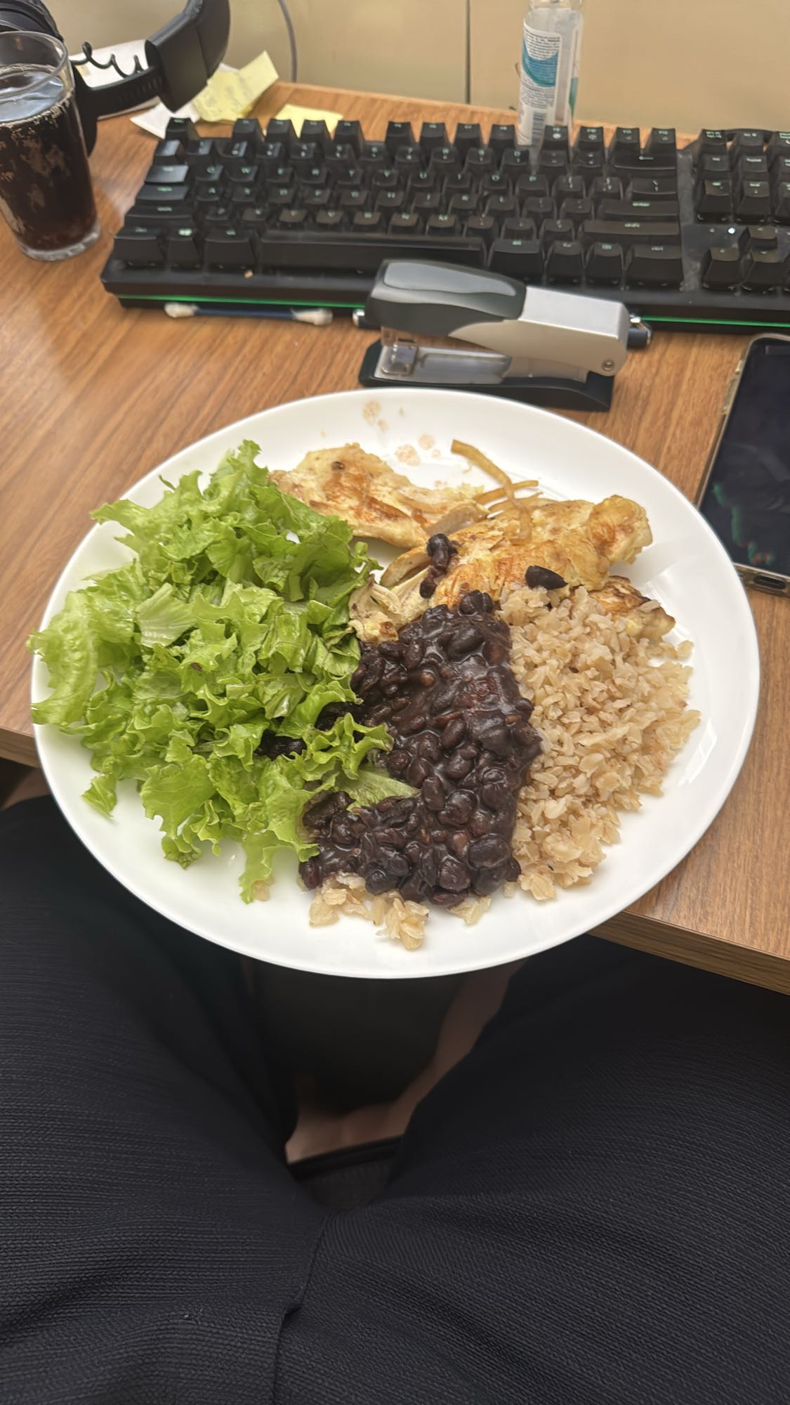 Frango com arroz e feijão