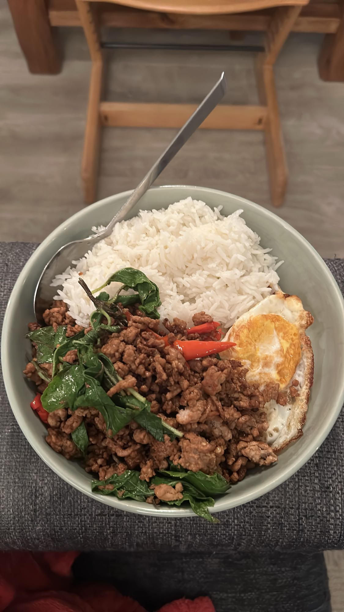 Krydret kjøtt med ris og egg