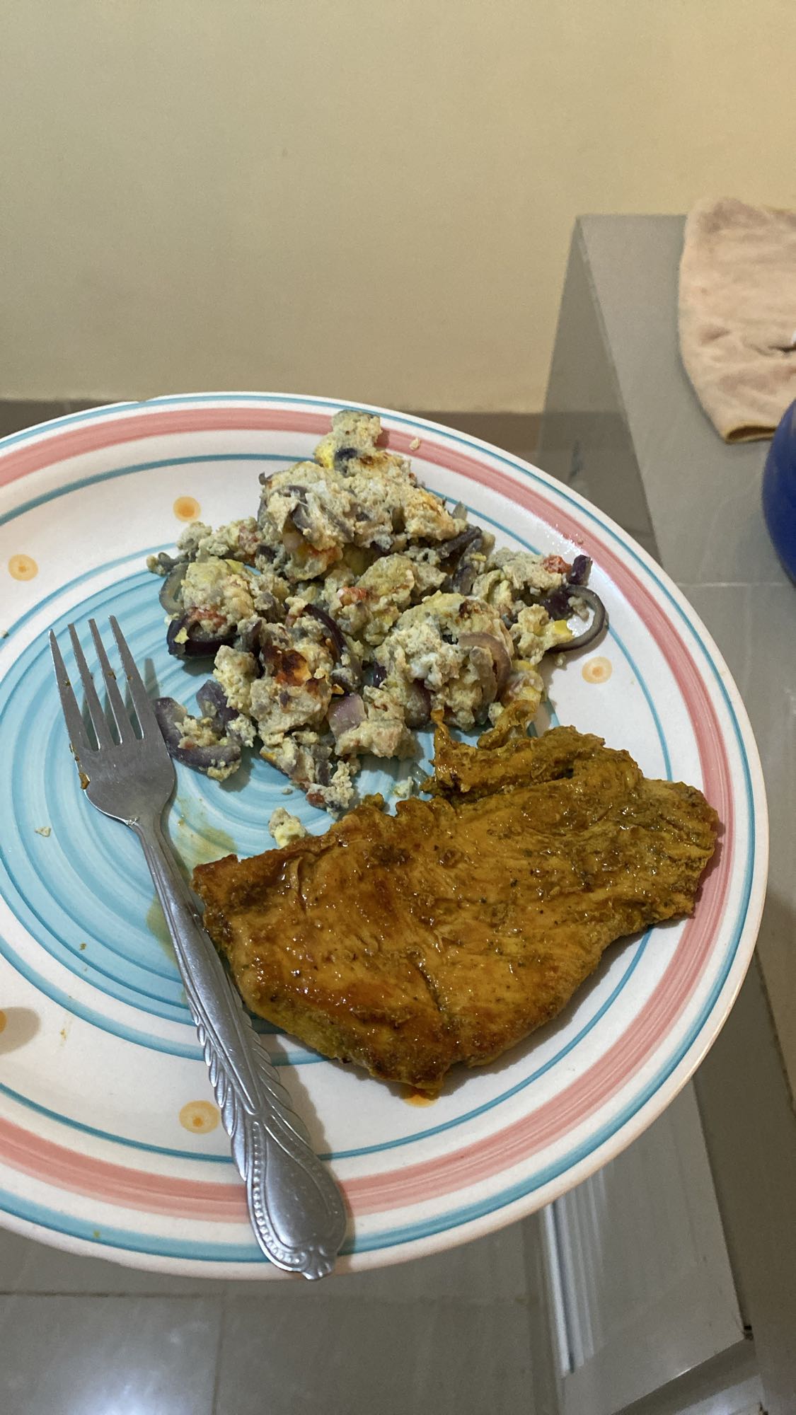 Pollo y huevos revueltos