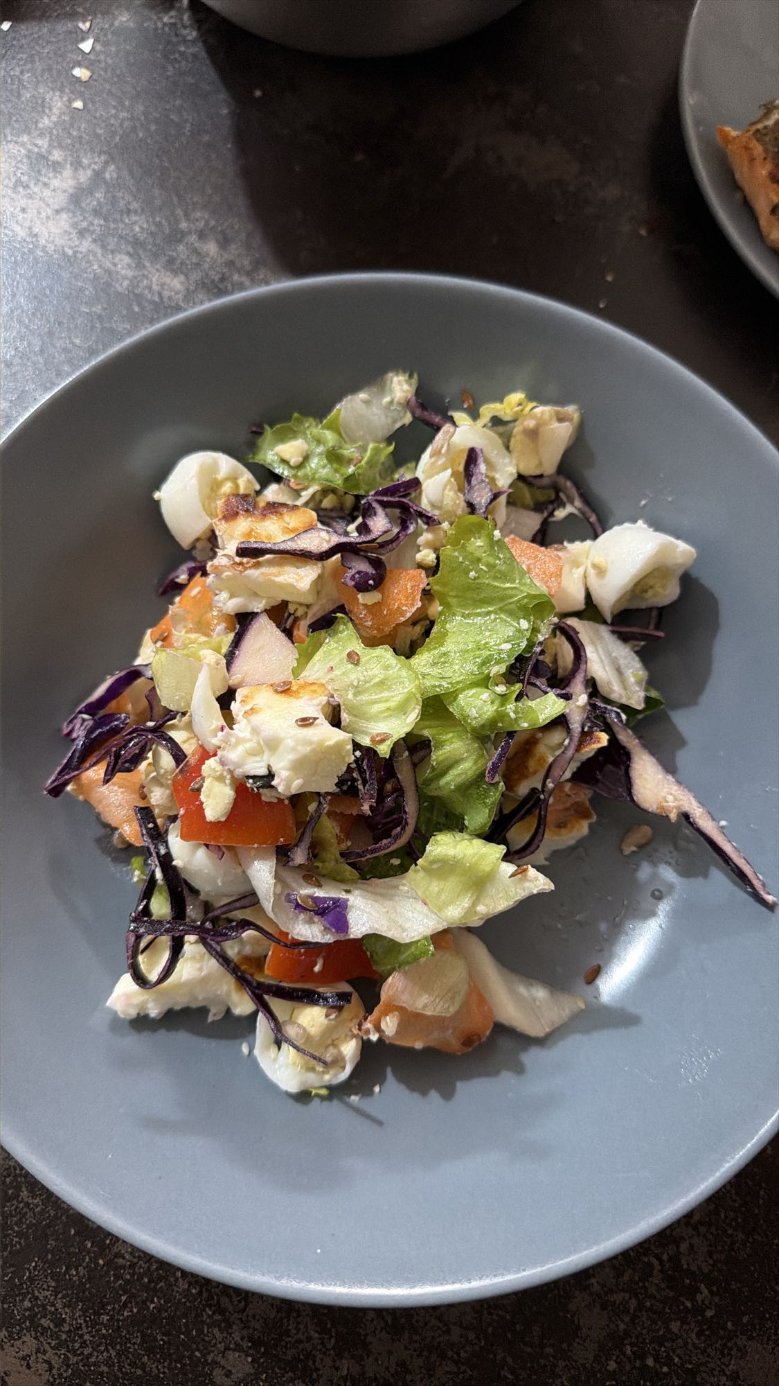 Salată cu brânză și legume