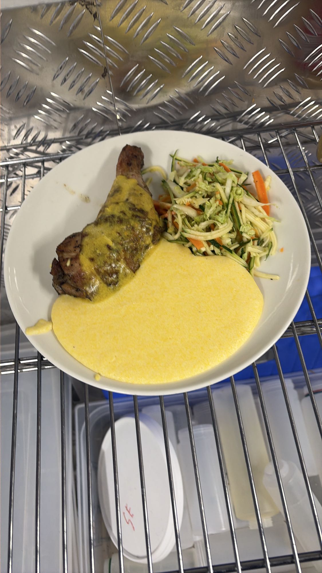 Курица с полентой и салатом