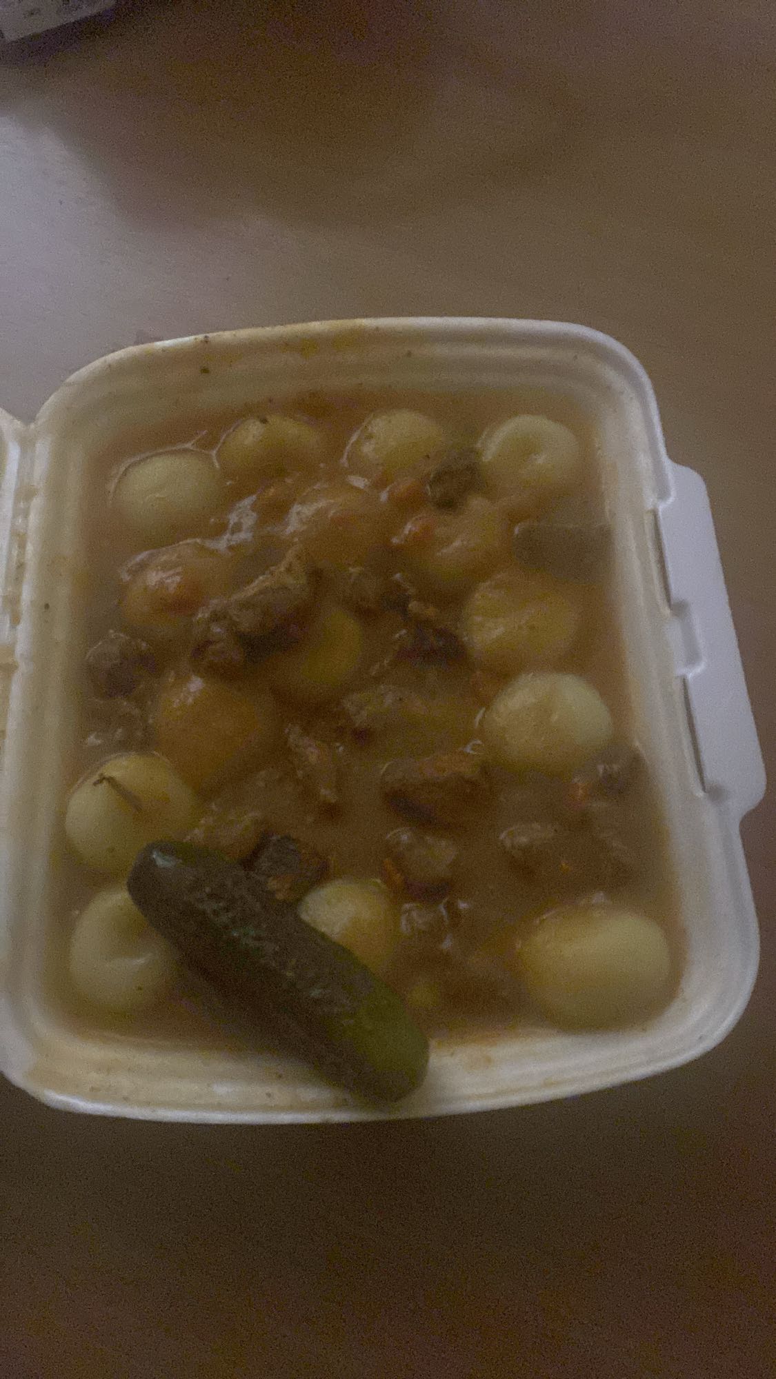 gulasz z kluskami i ogórkiem