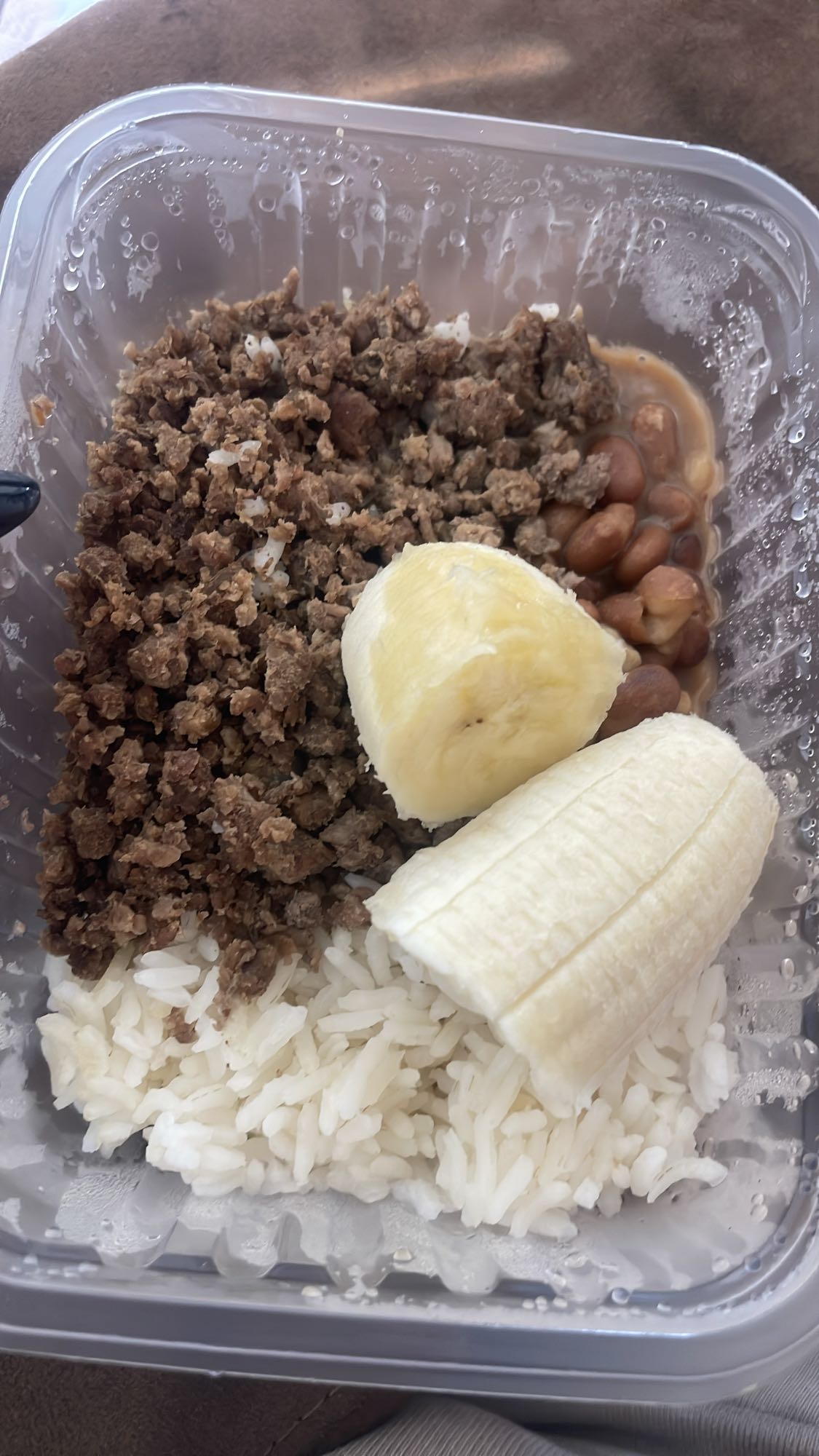 Arroz, carne moída, feijão e banana