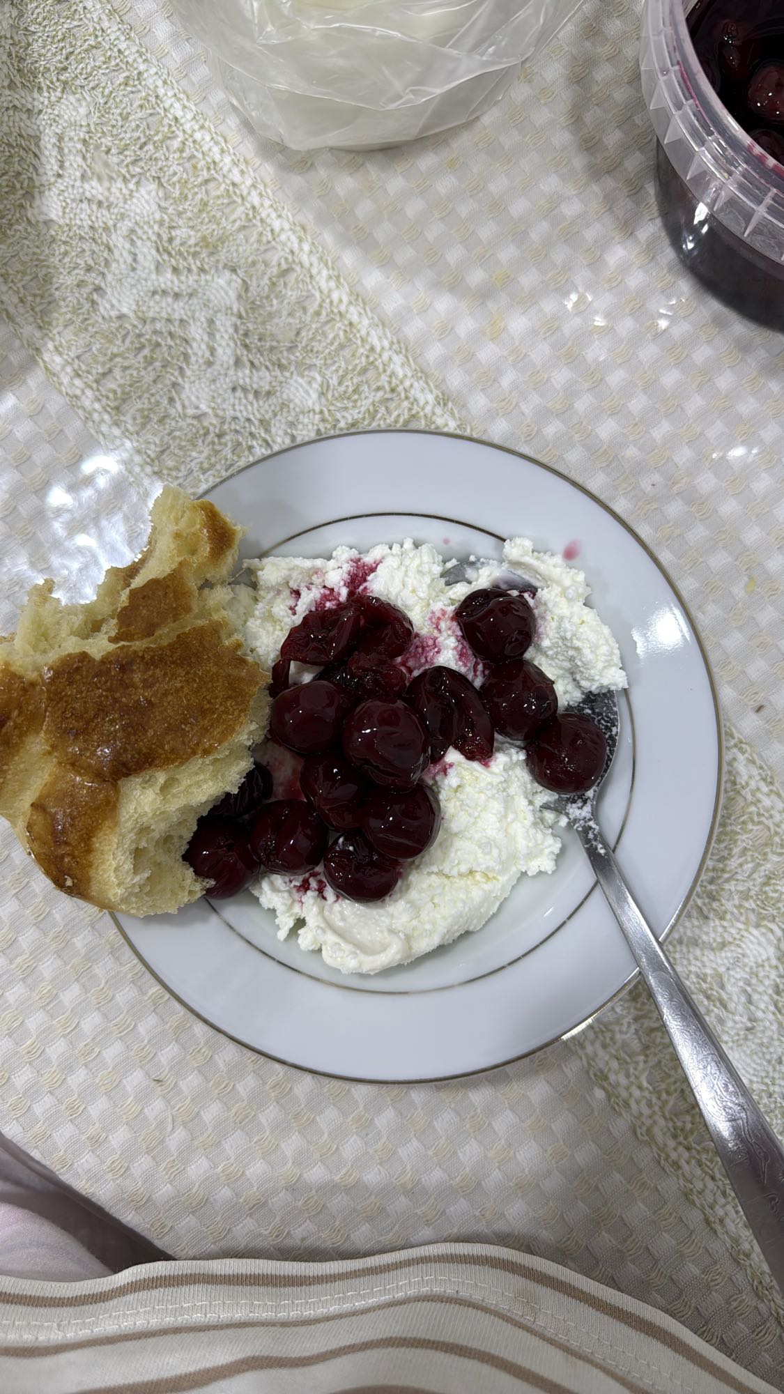 творог с вишней и хлебом