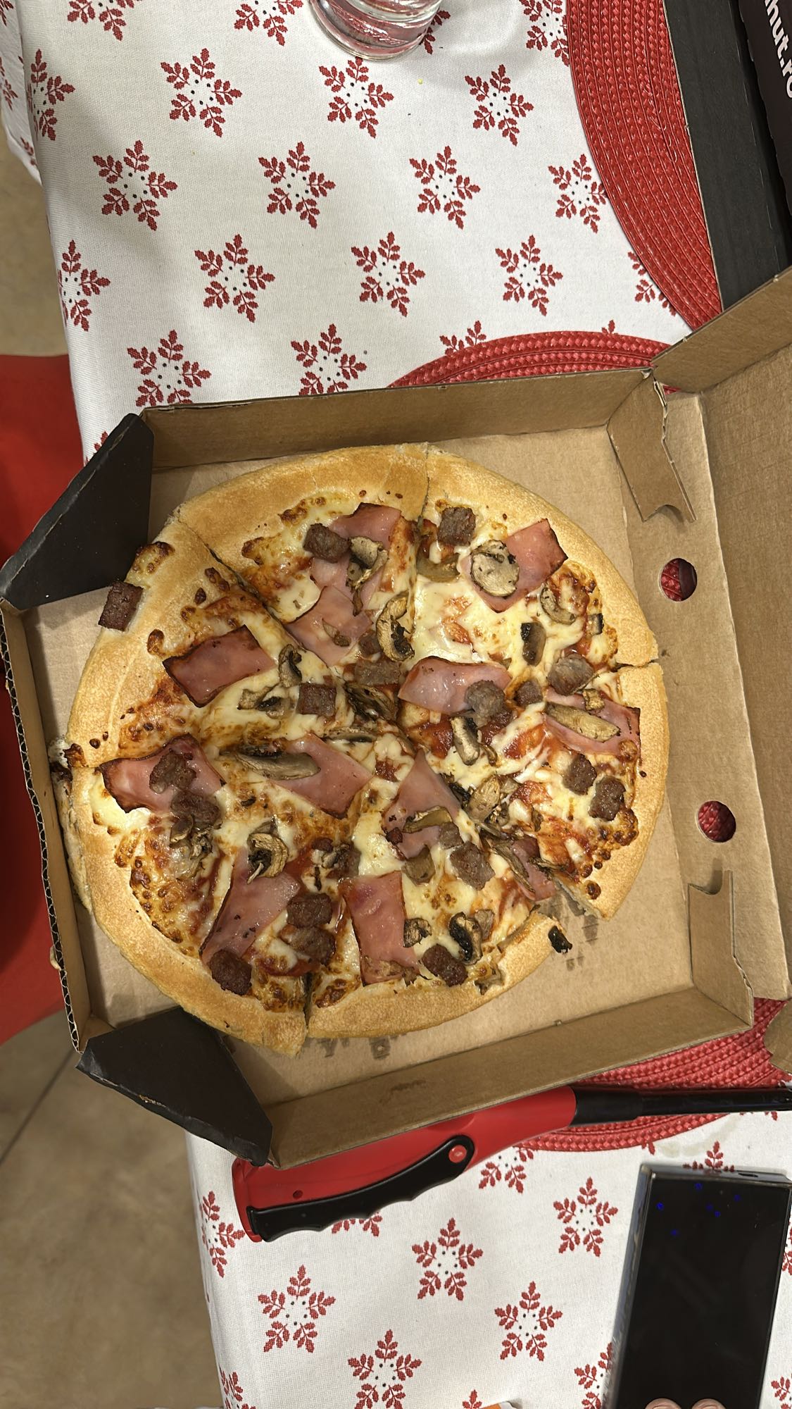 Pizza cu carne și ciuperci