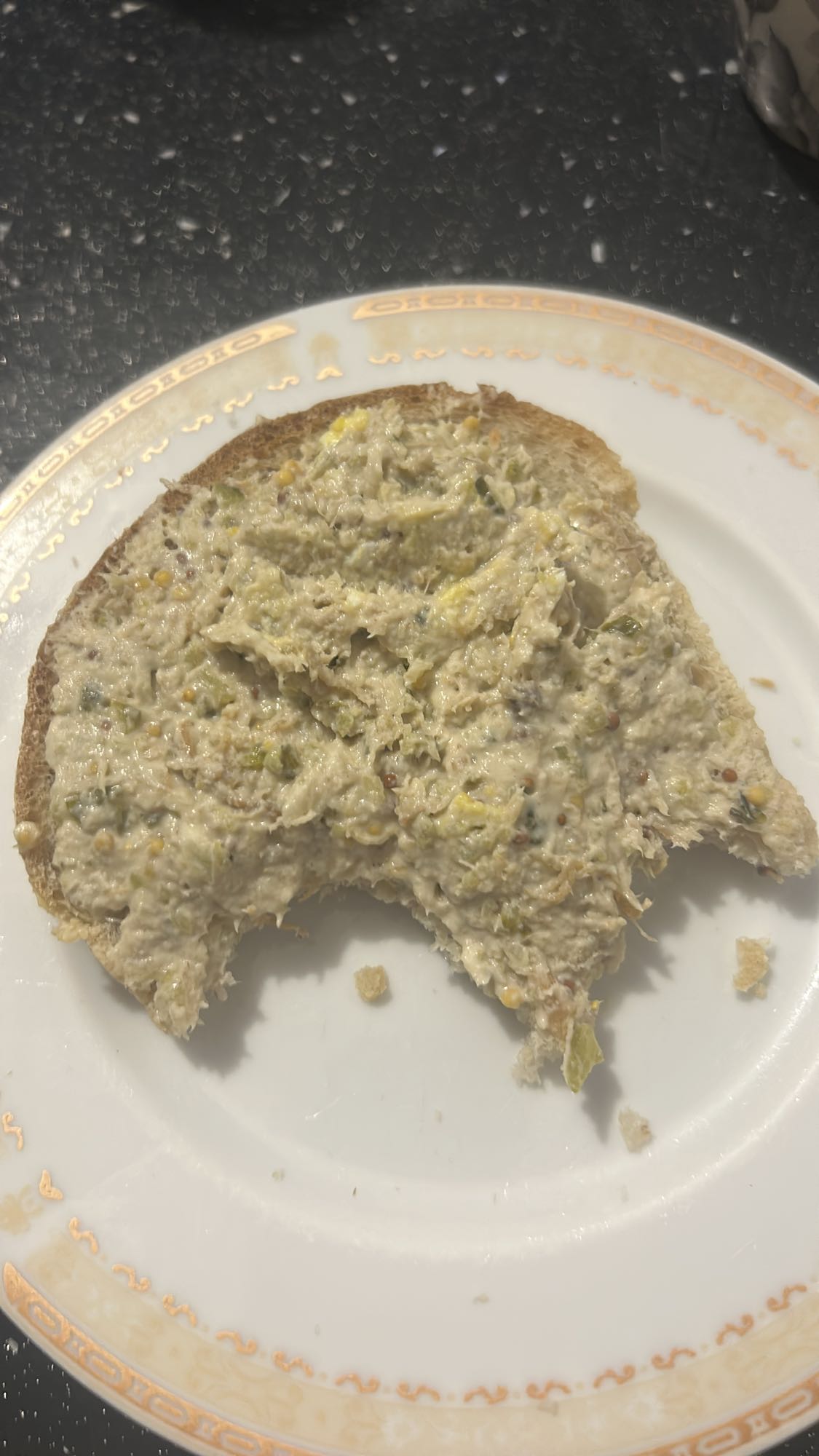 kanapka z pastą tuńczykową