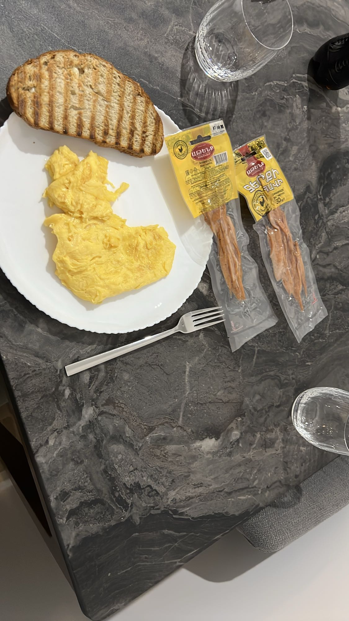 Ճաշ՝ ձվով և երշիկով