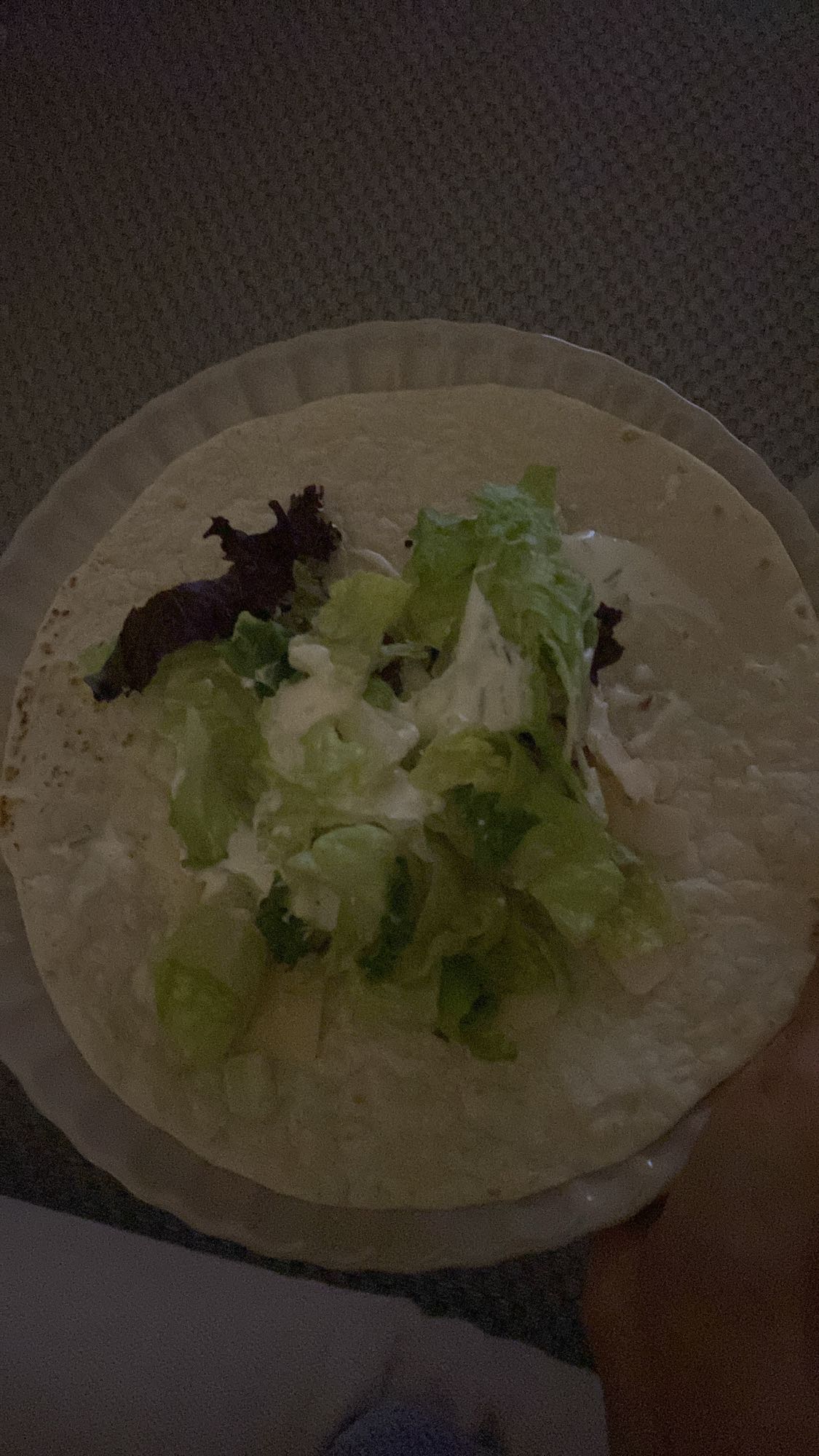Wrap med salat, dressing og kylling
