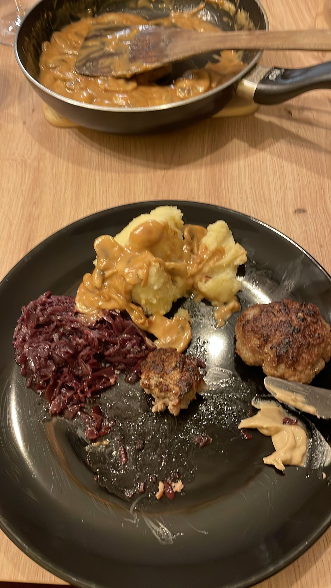 Frikadellen mit Kartoffeln