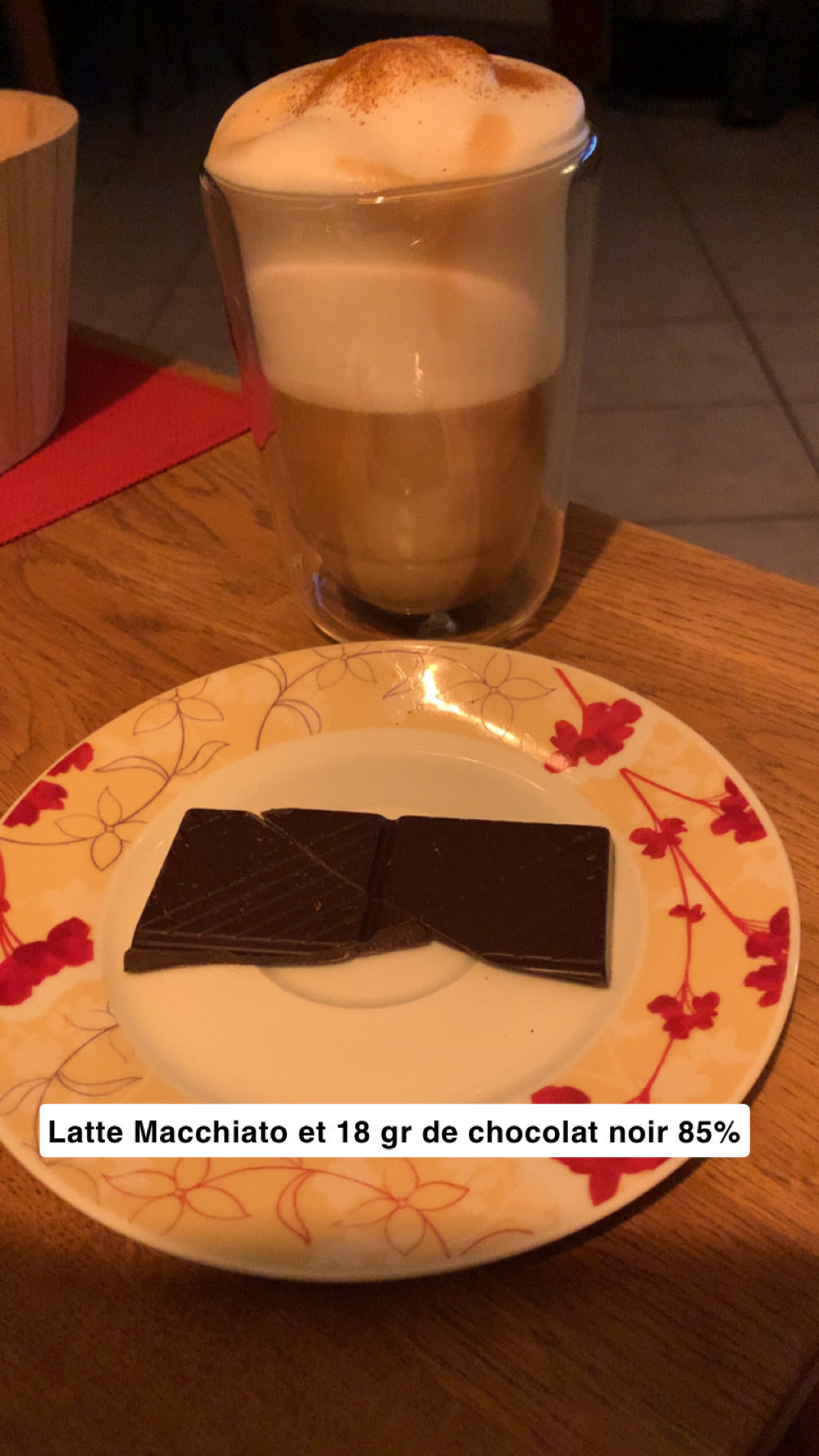 Latte macchiato et chocolat noir
