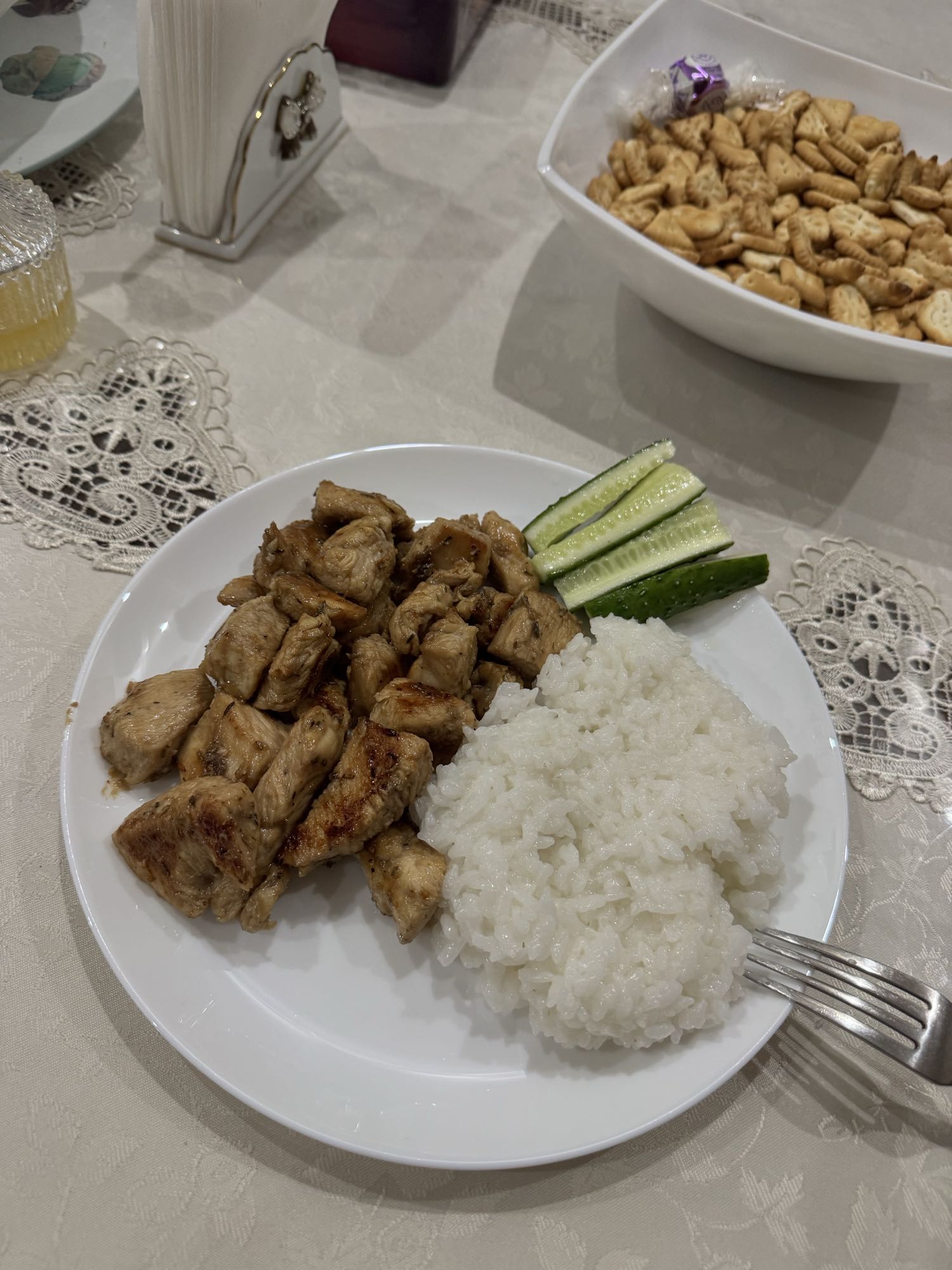 Курица с рисом и огурцом