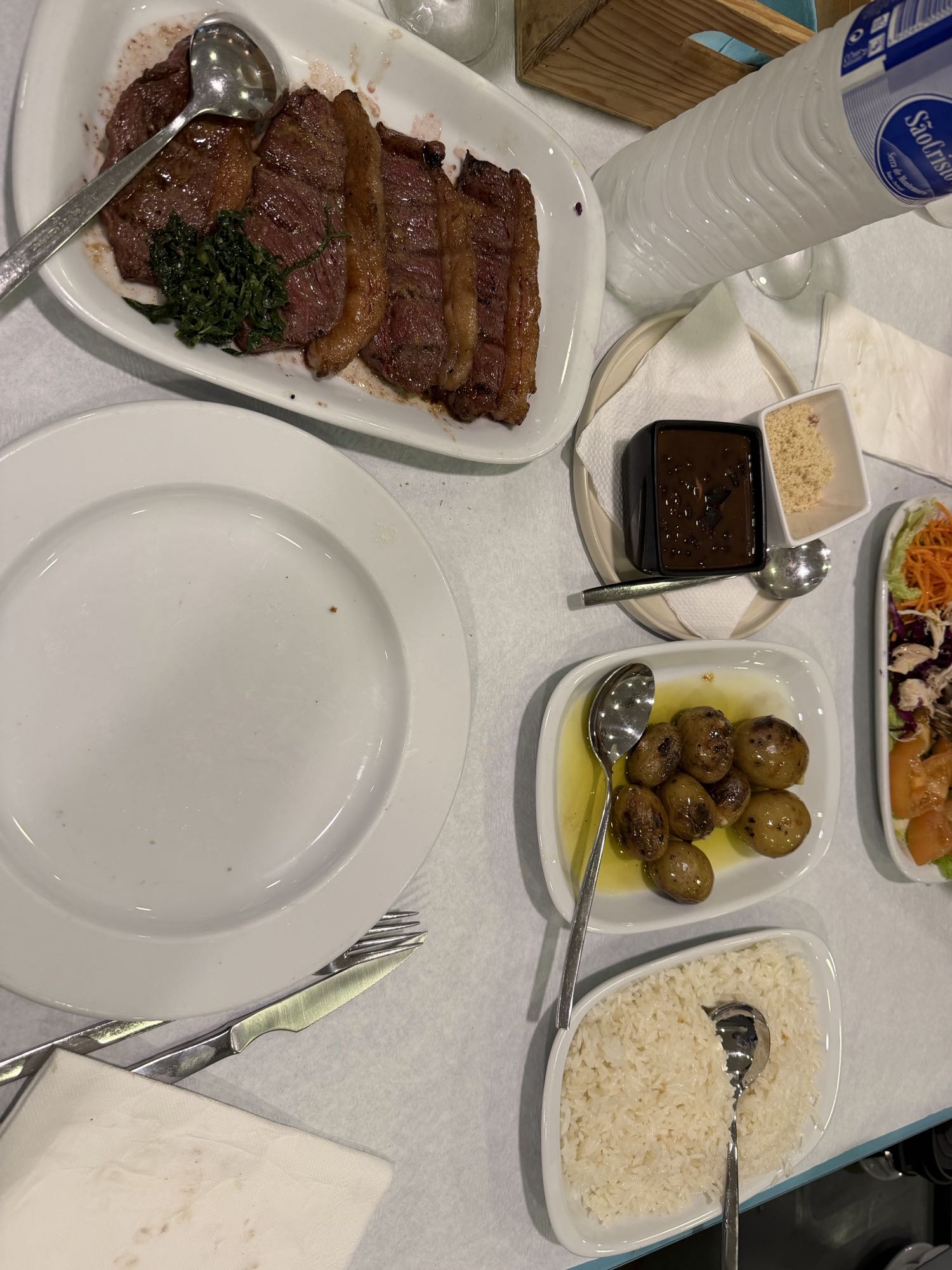 Bife, arroz, batata e salada