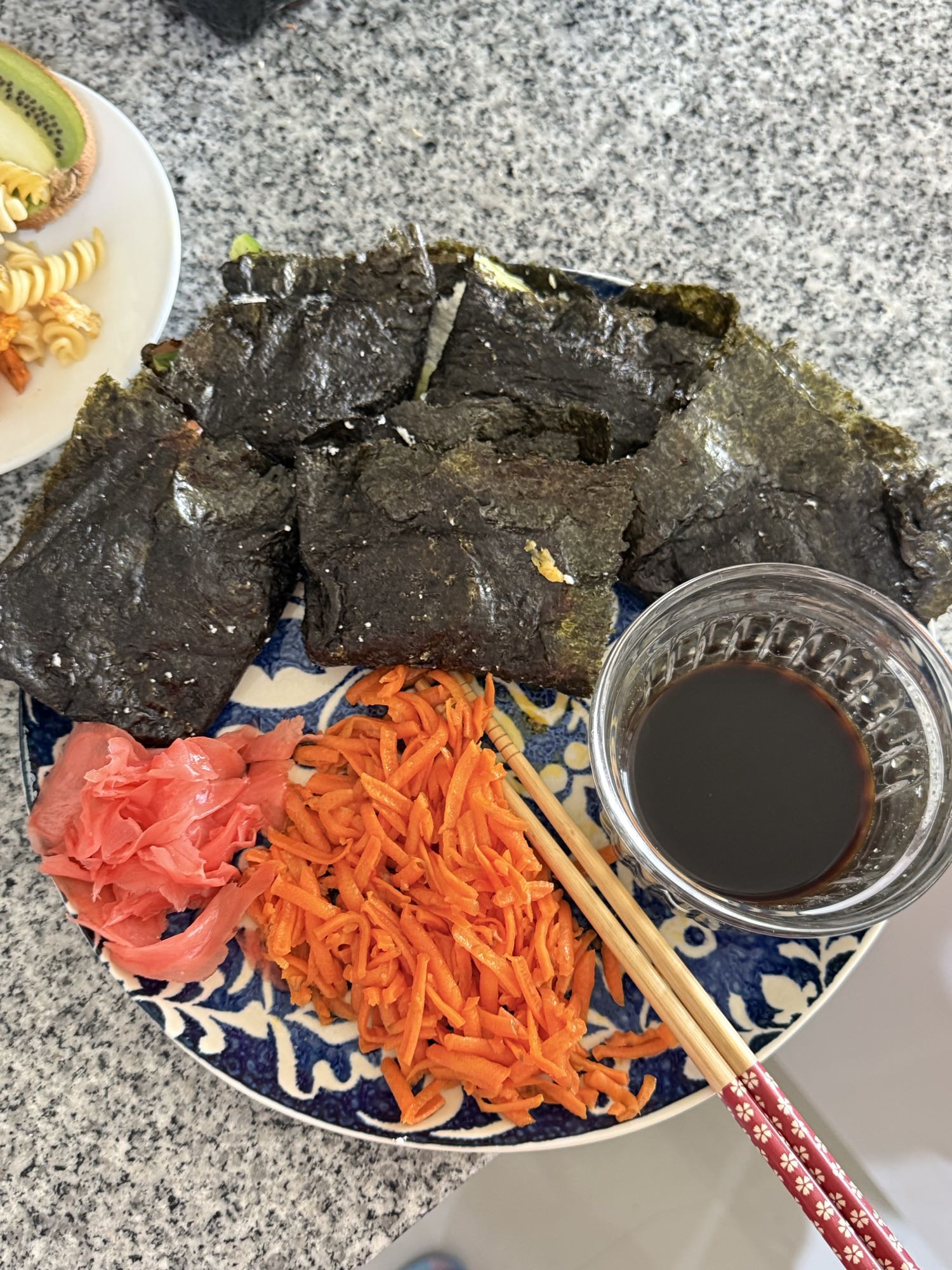 морські водорості з овочами