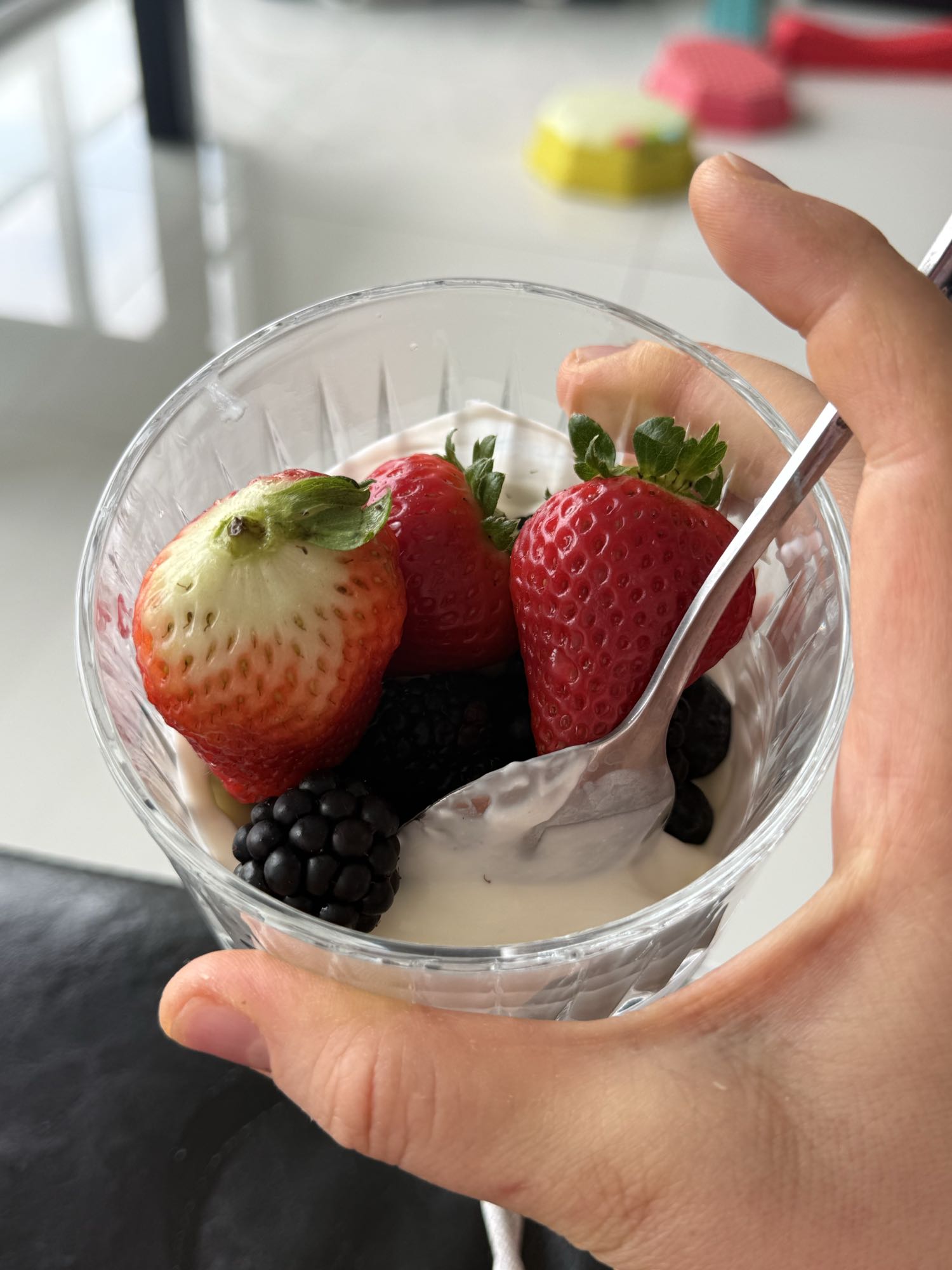 Йогурт з ягодами