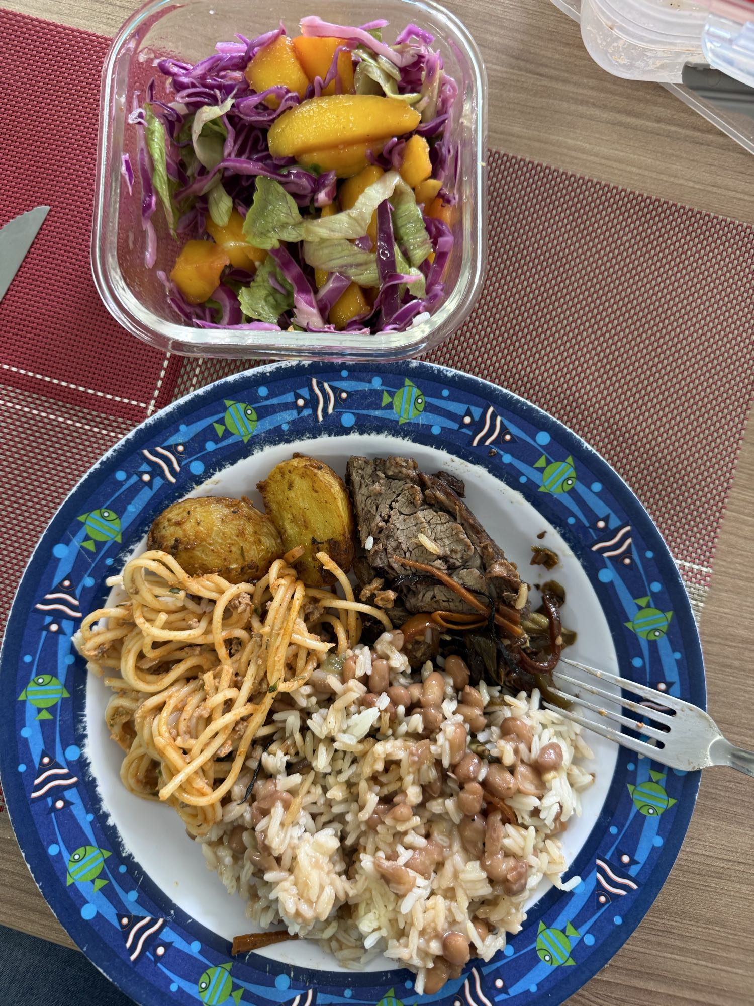 Arroz, feijão e salada