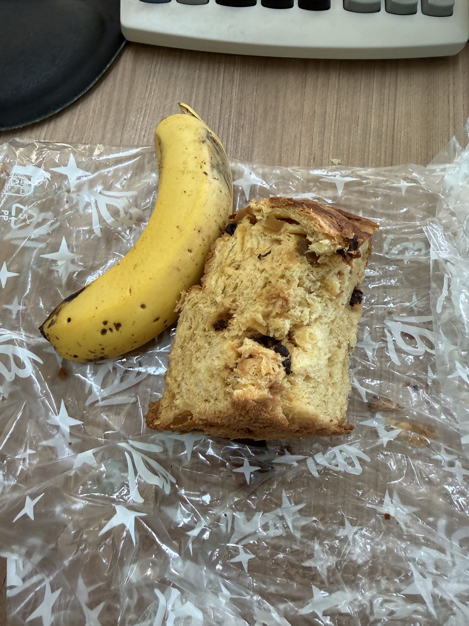 Banana e fatia de panetone