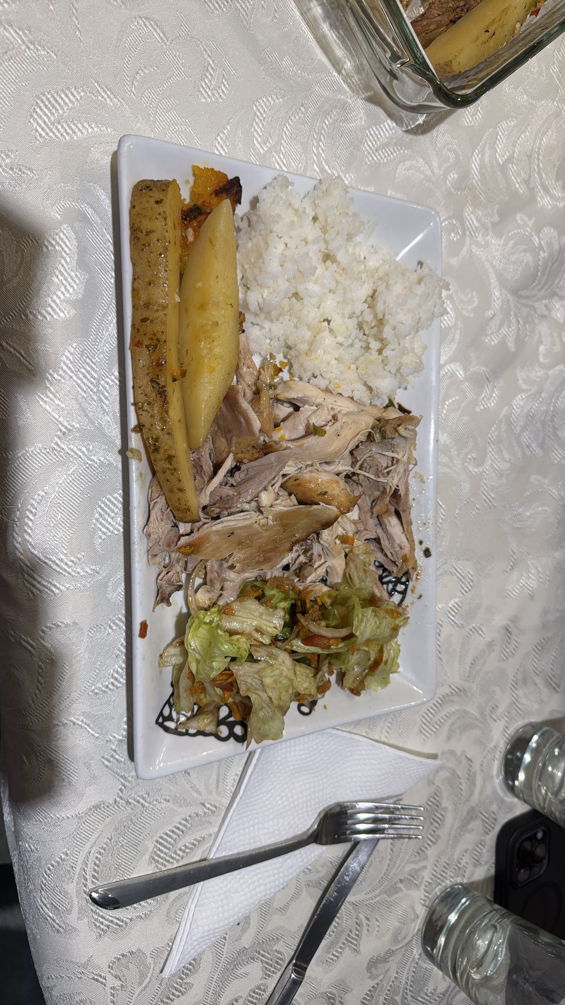 Pollo con papas, arroz y ensalada