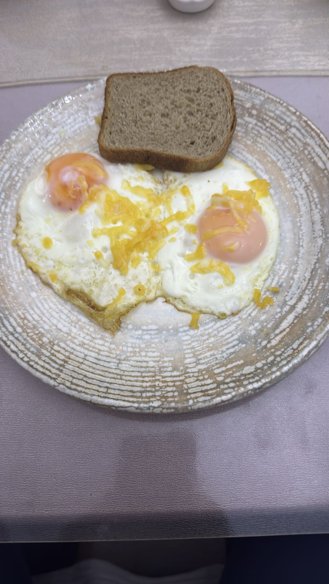 Яичница с сыром и хлебом