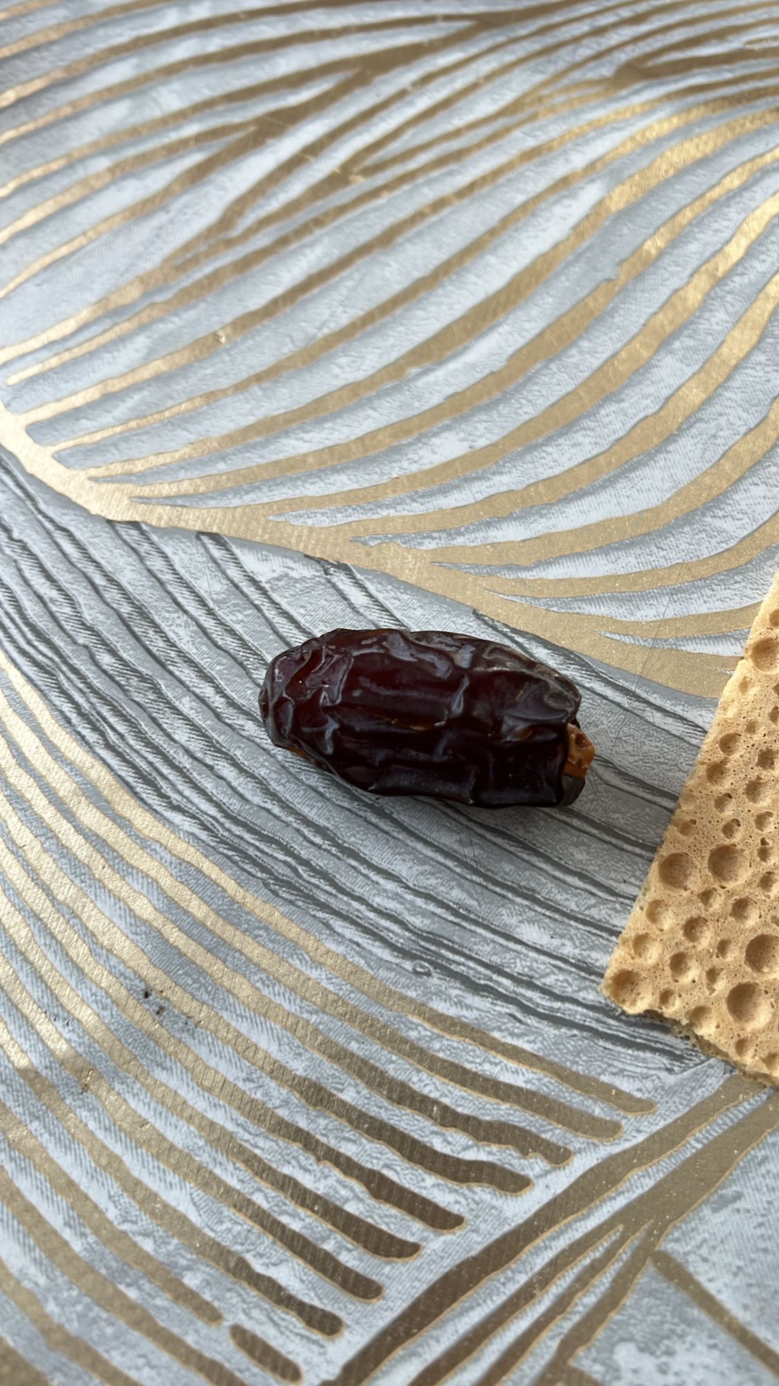 финик и хлебец