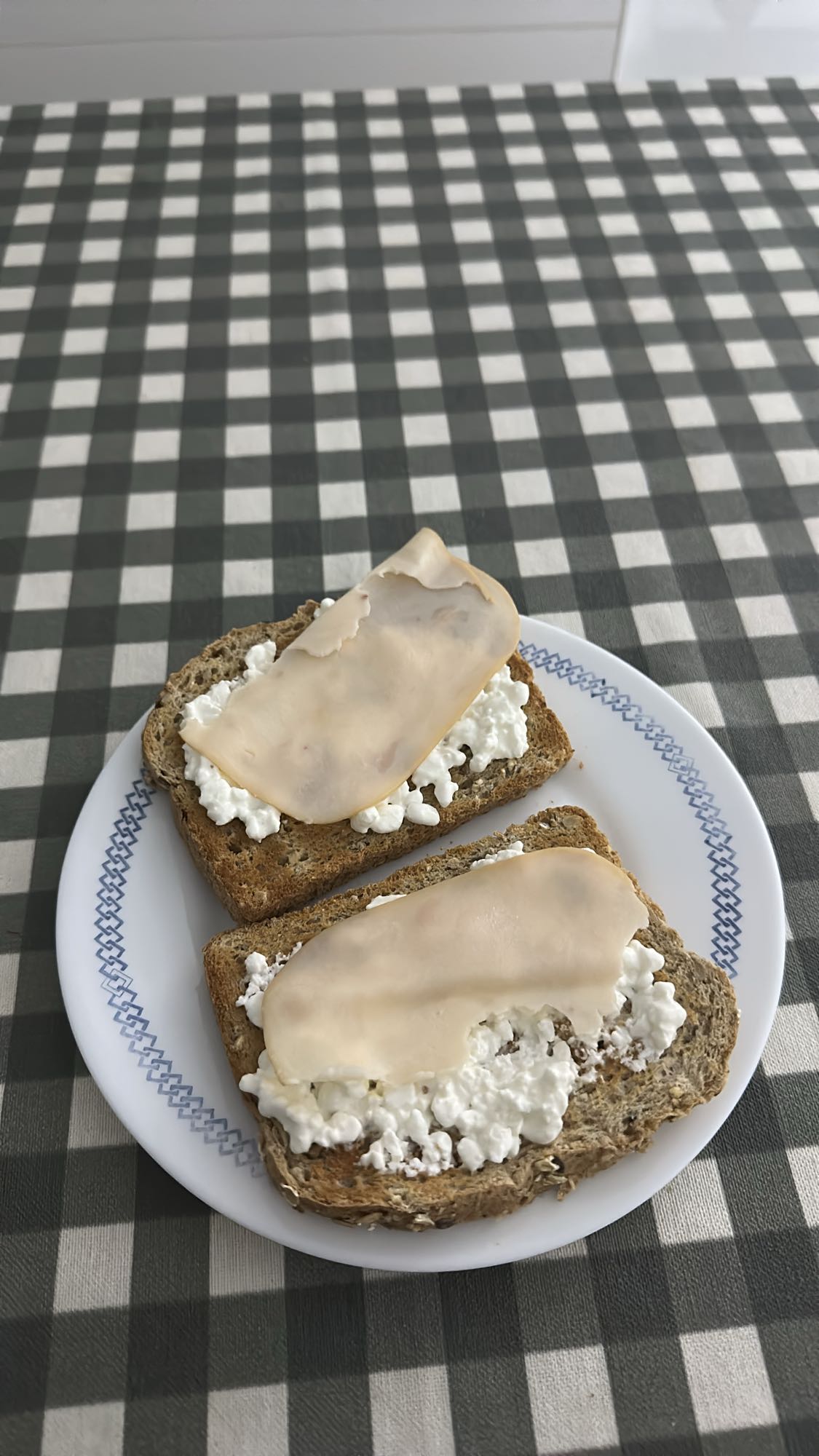 Yogur griego con arándanos y tostadas integrales con queso cottage y pollo