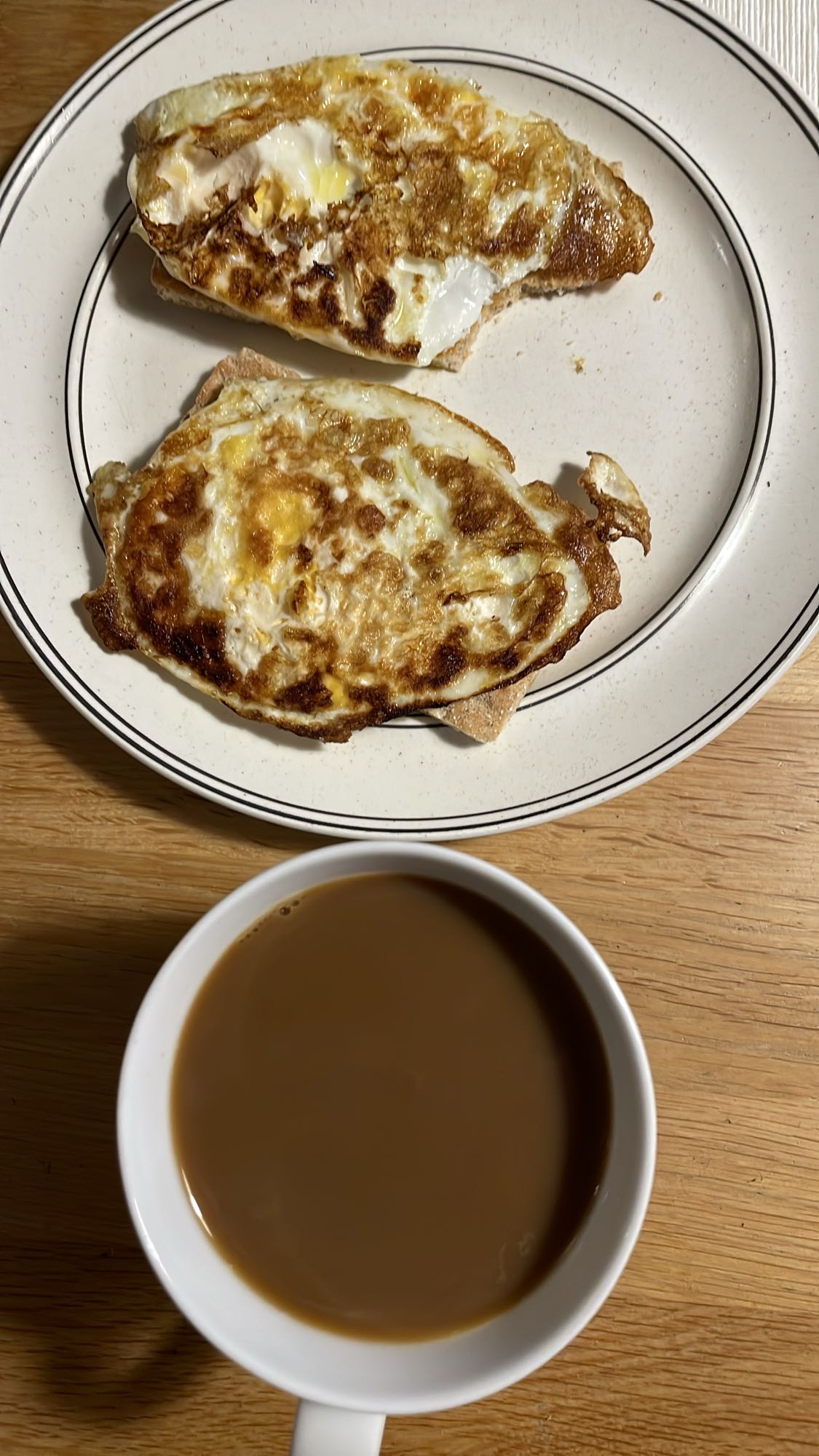 Stekt ägg på bröd med kaffe