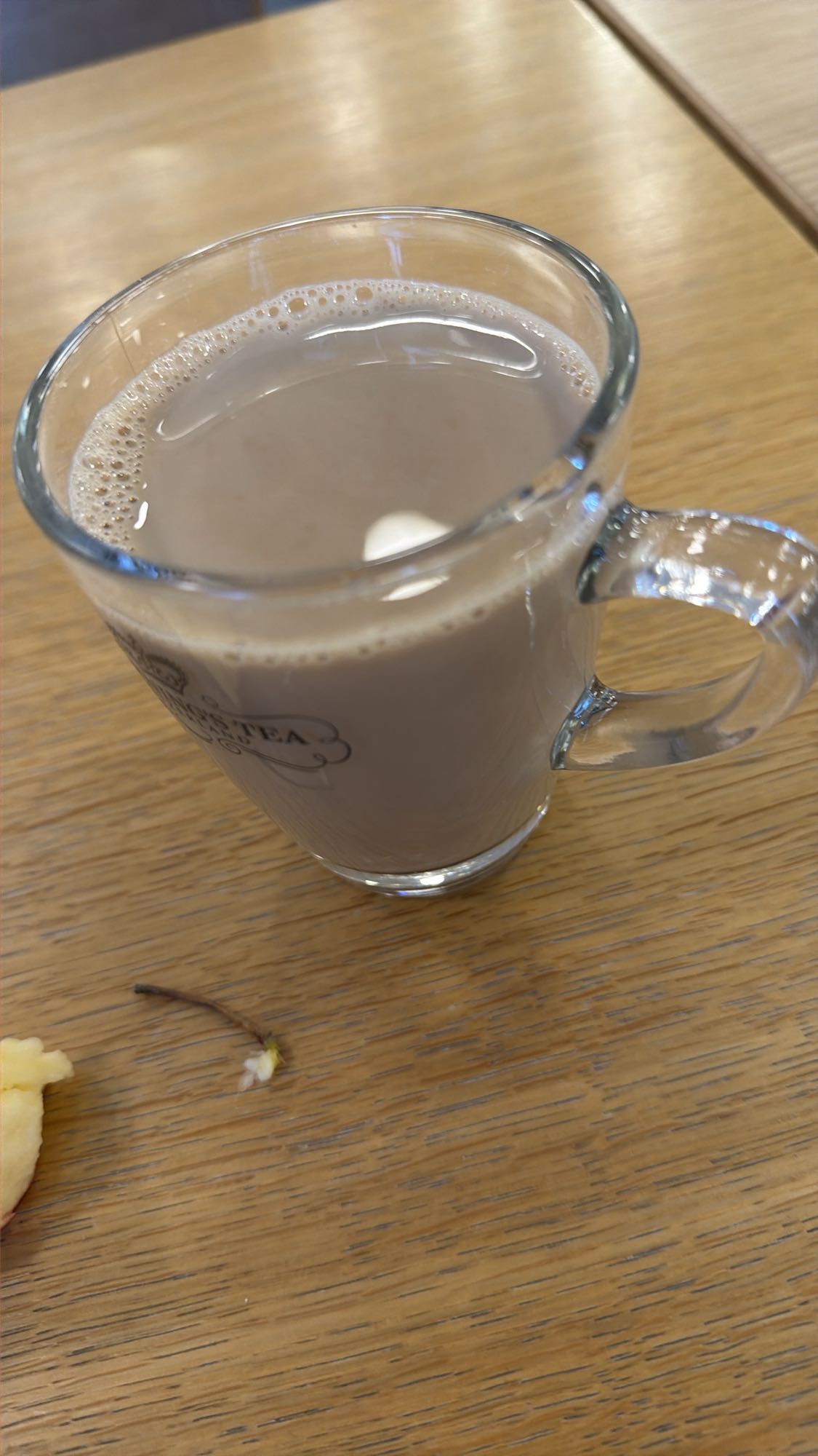 Milchtee und Apfelstück