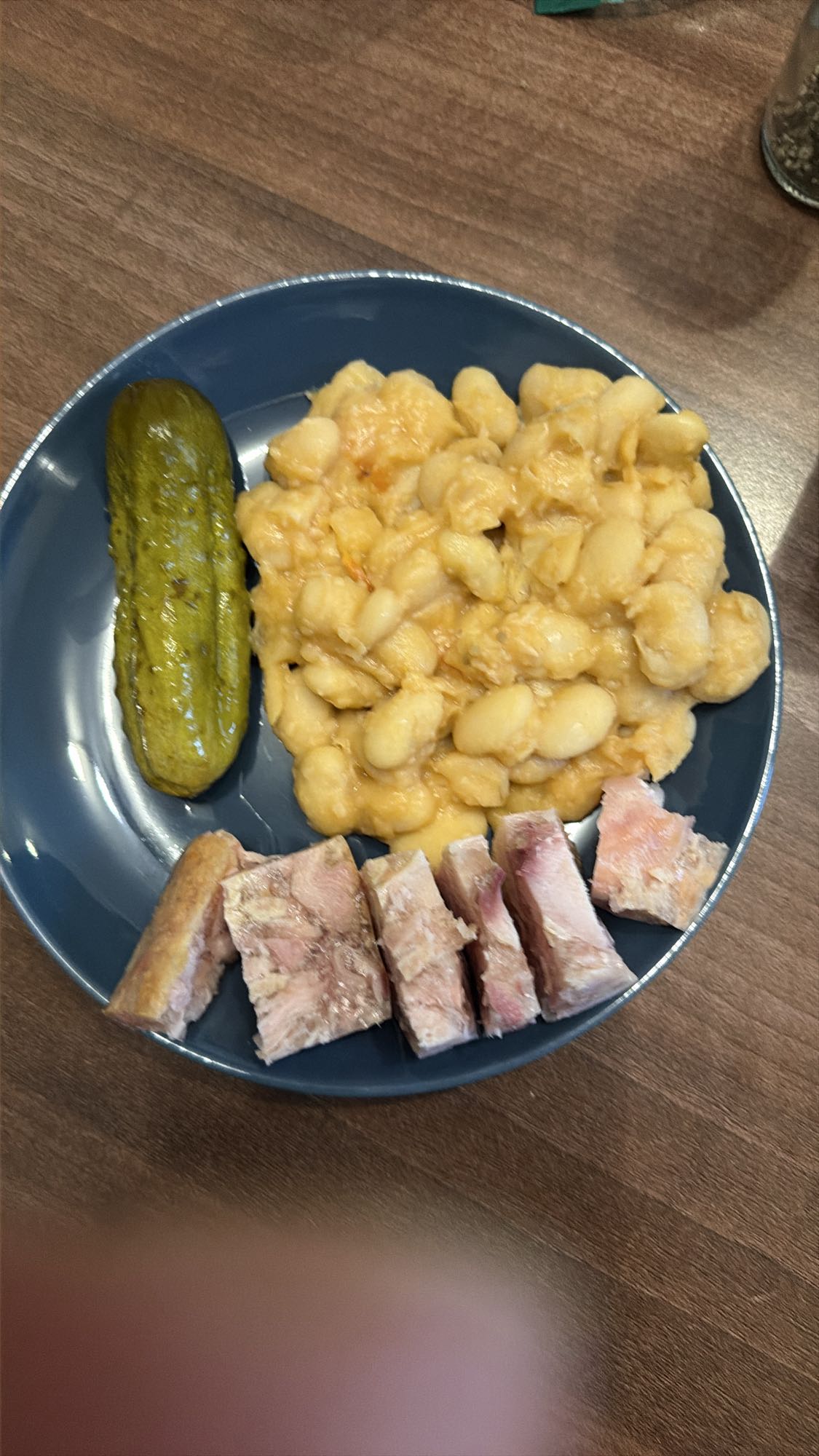 Fasole cu carne și castravete