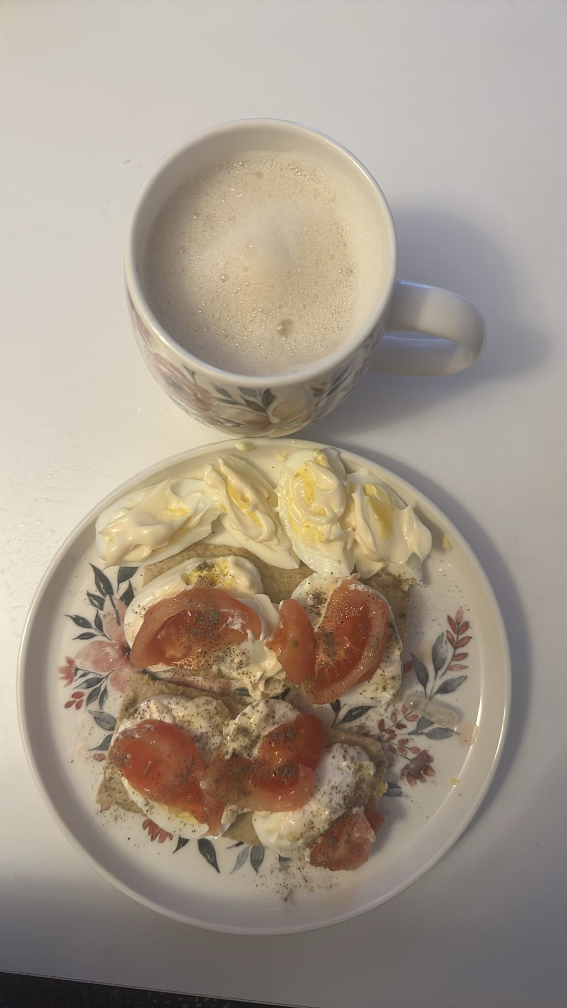 Jajka i kanapki z kawą