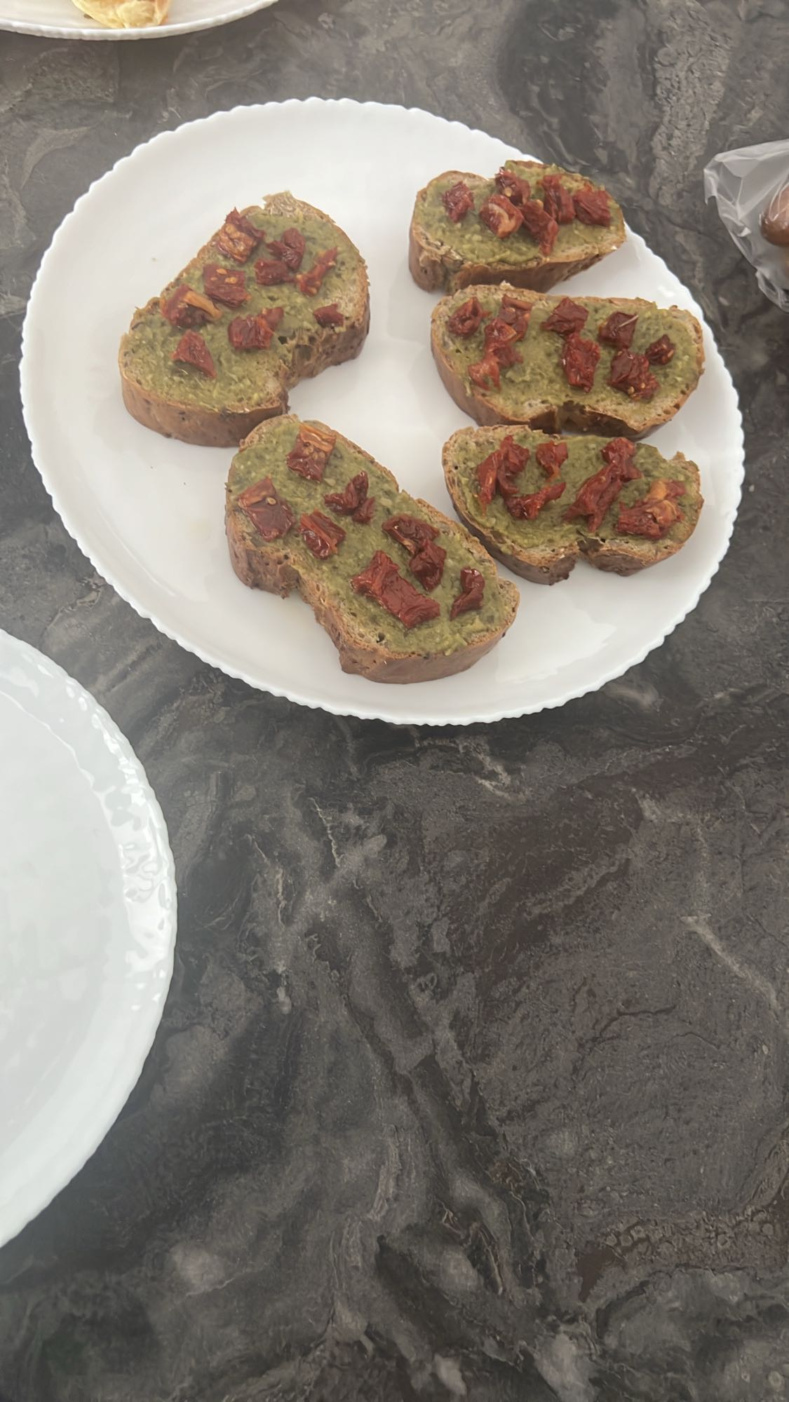 Պեստո տոստ չորացրած լոլիկով