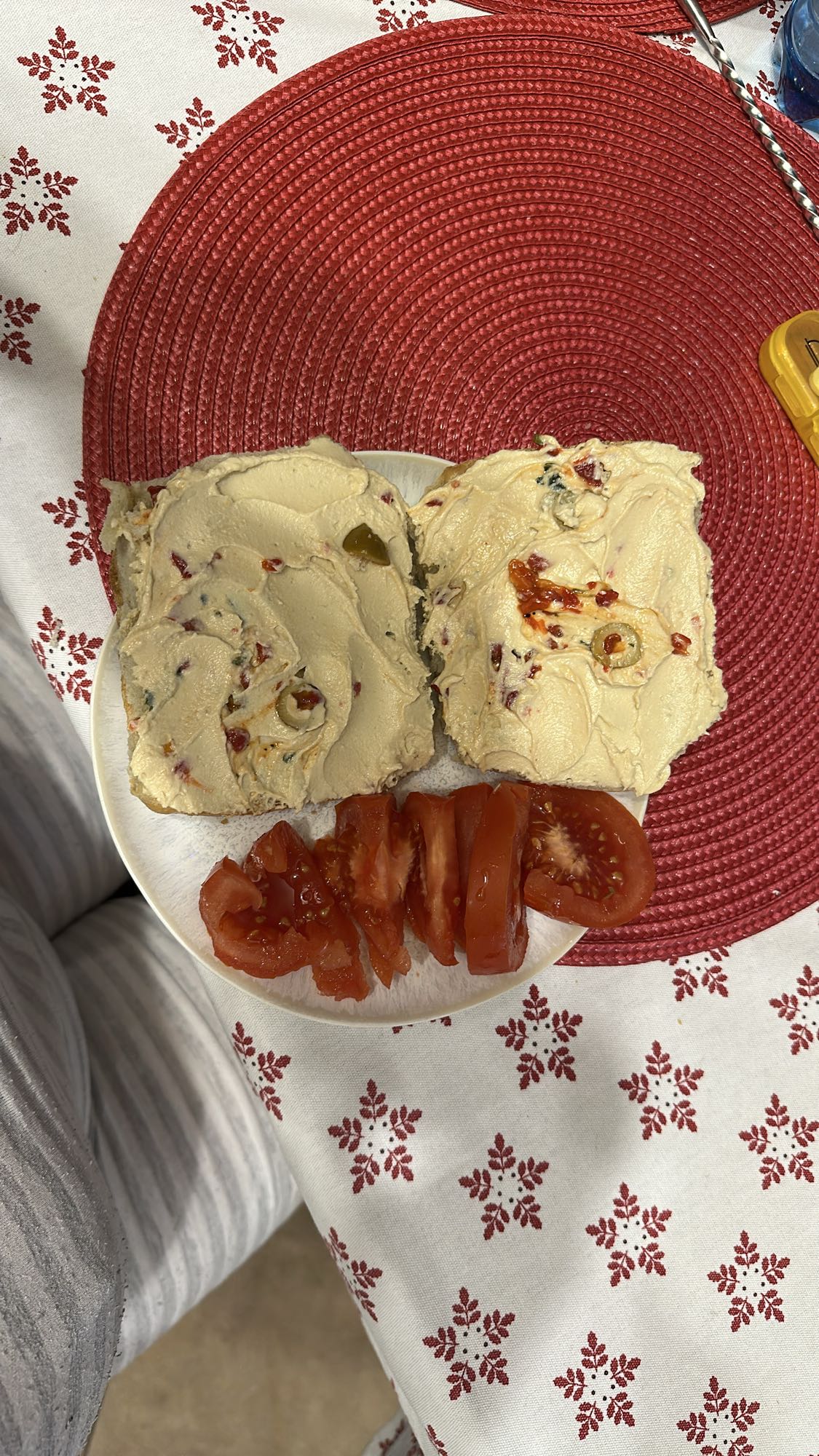Pâine cu hummus și roșii