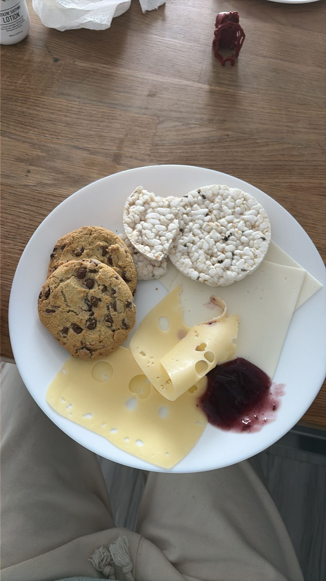Сыр, печенье и хлебцы
