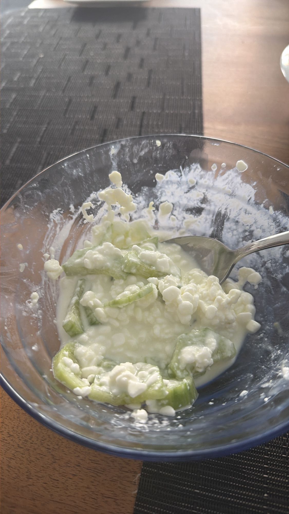 Hüttenkäse mit Gurke